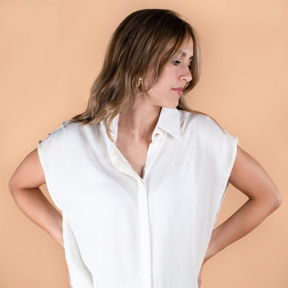 Blusa color marfil con taches y recogido en abdomen 104101