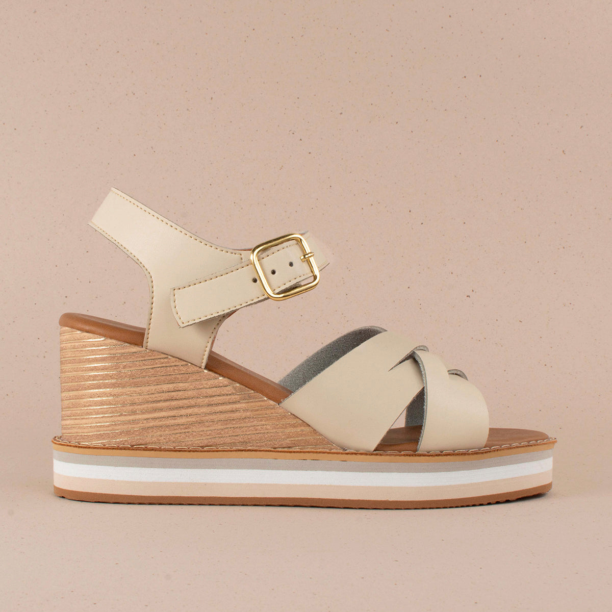 Sandalias en cuero color talco con correas cruzadas y plataforma 104106