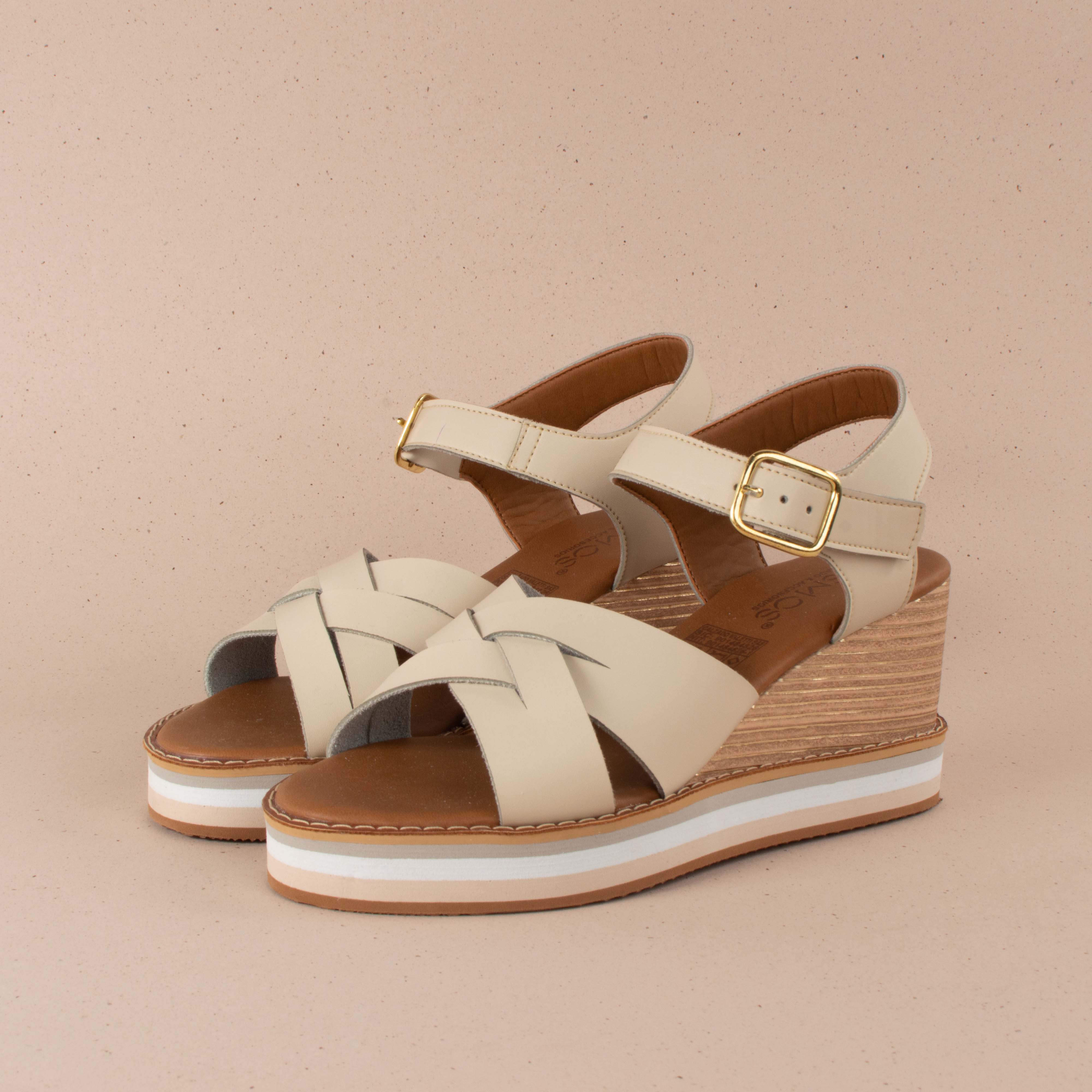 Sandalias en cuero color talco con correas cruzadas y plataforma 104106