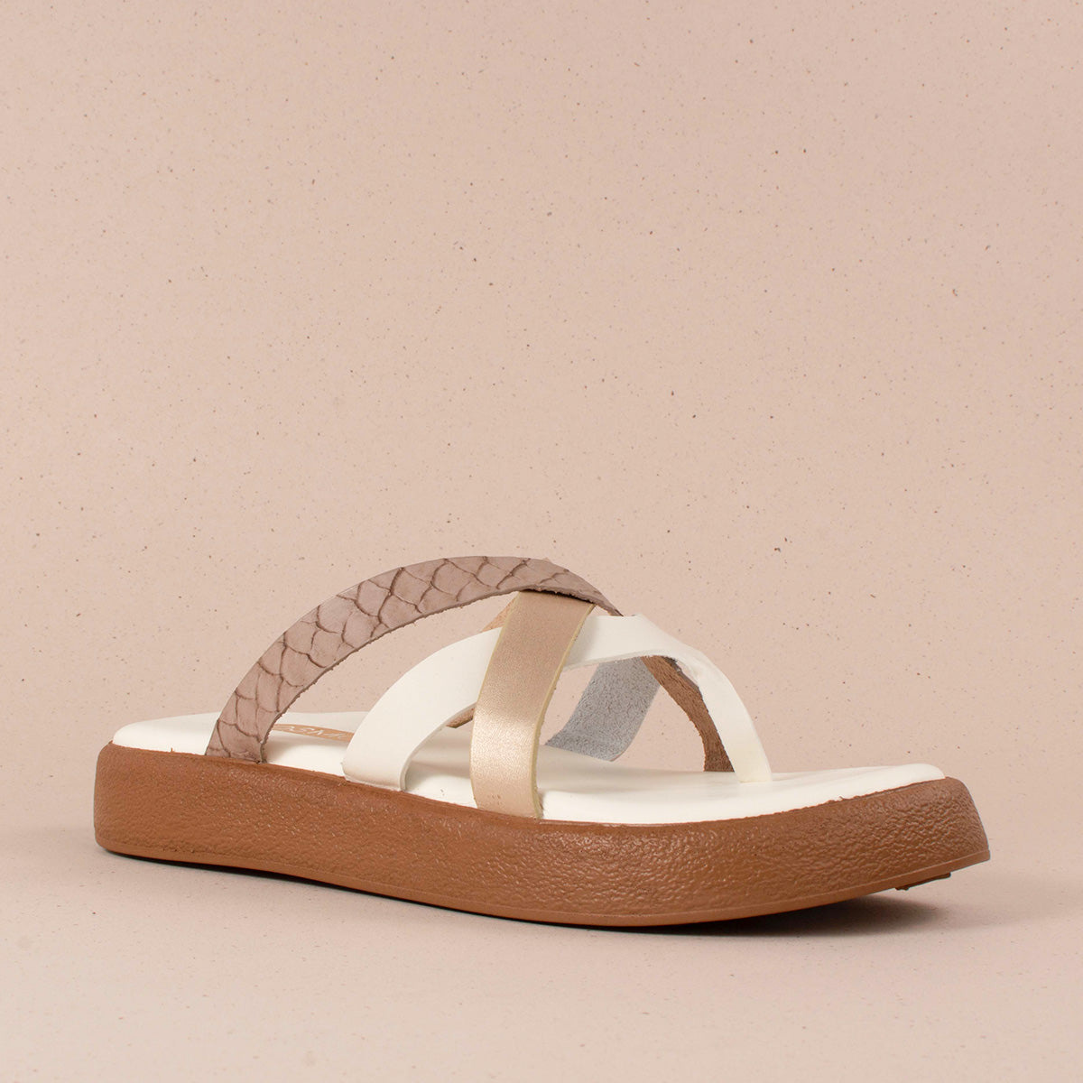 Sandalias planas en cuero color talco con correas cruzadas 104122