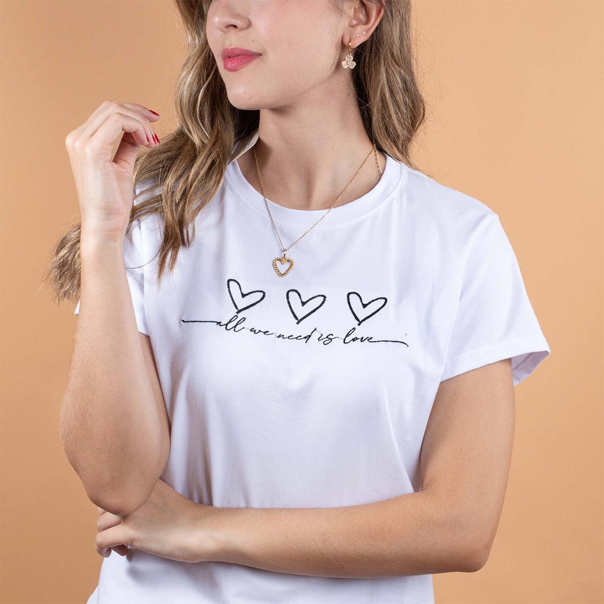 camiseta color blanco con estampado de corazones