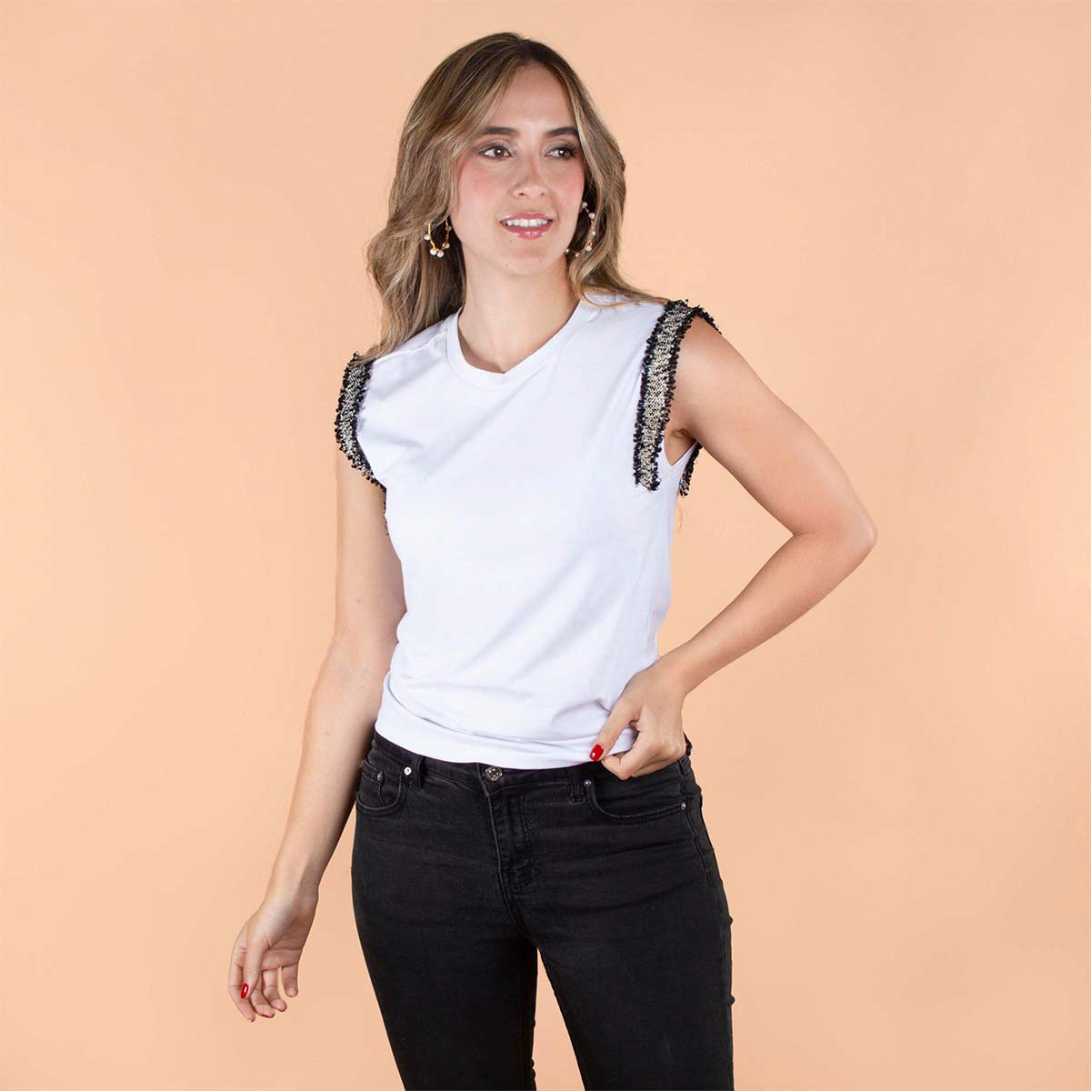 Camiseta manga sisa color blanco con flecos 104346
