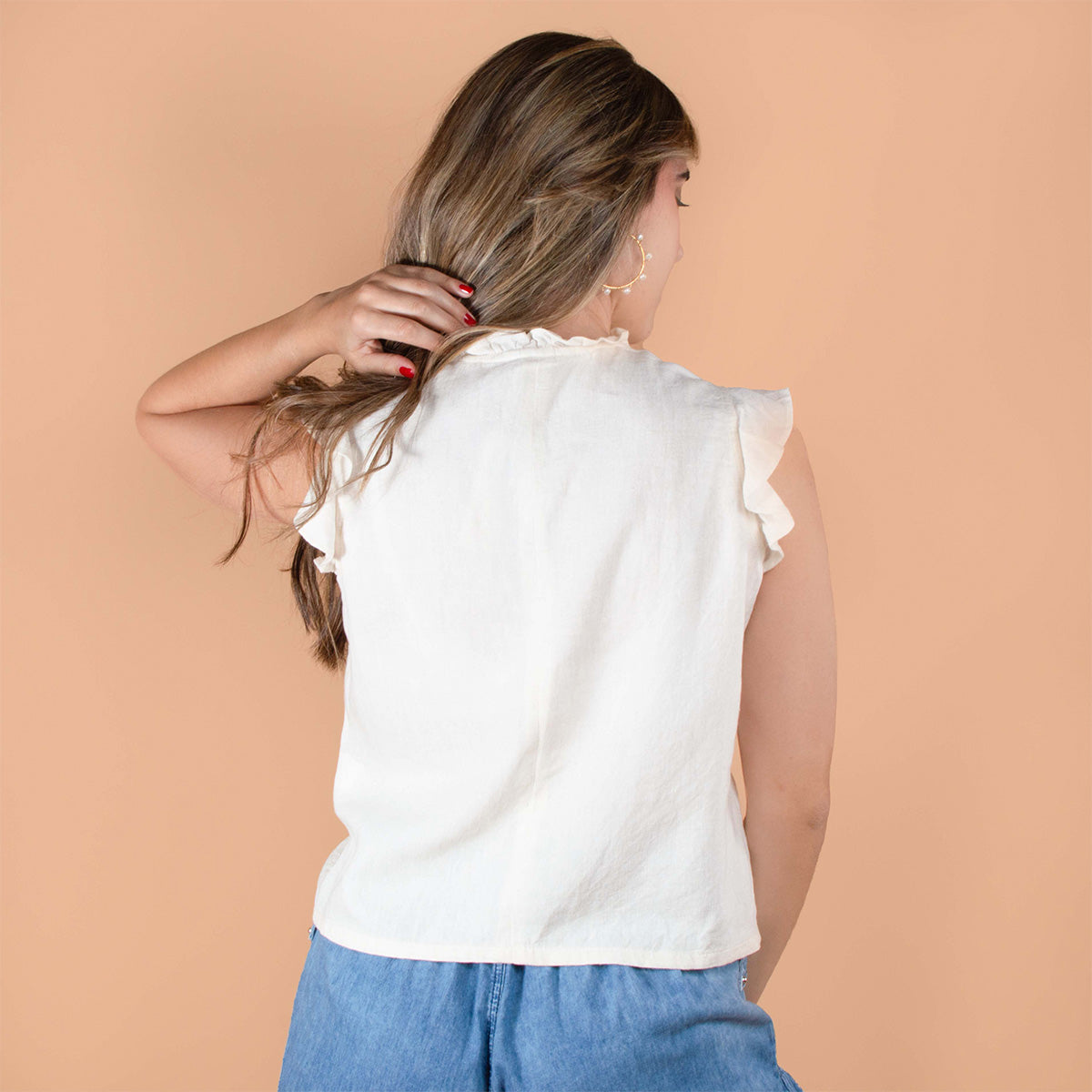 Blusa manga sisa color arena con boleros y moño ajustable en cuello 104365