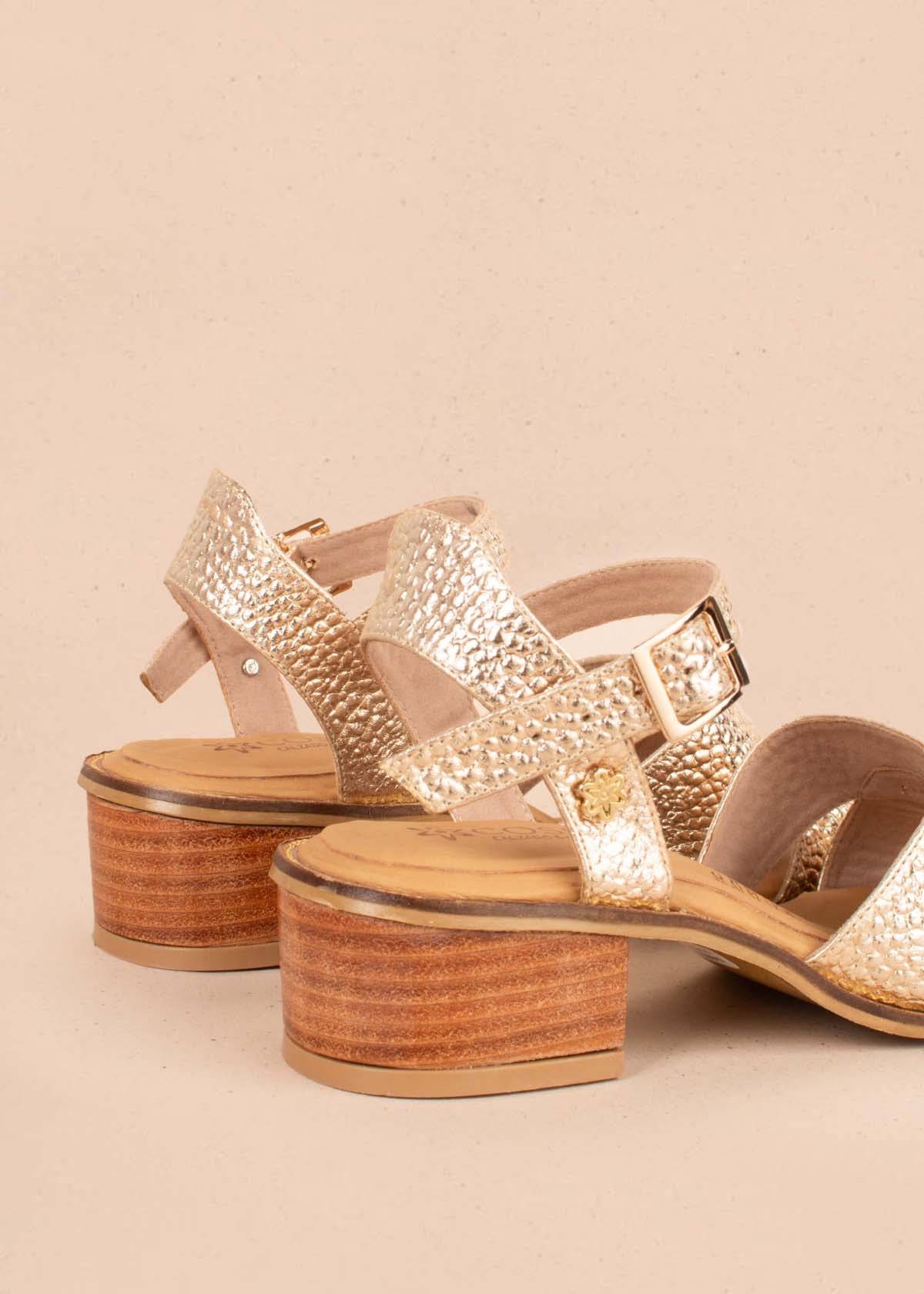Sandalias altas en cuero color champaña con textura croco 104368