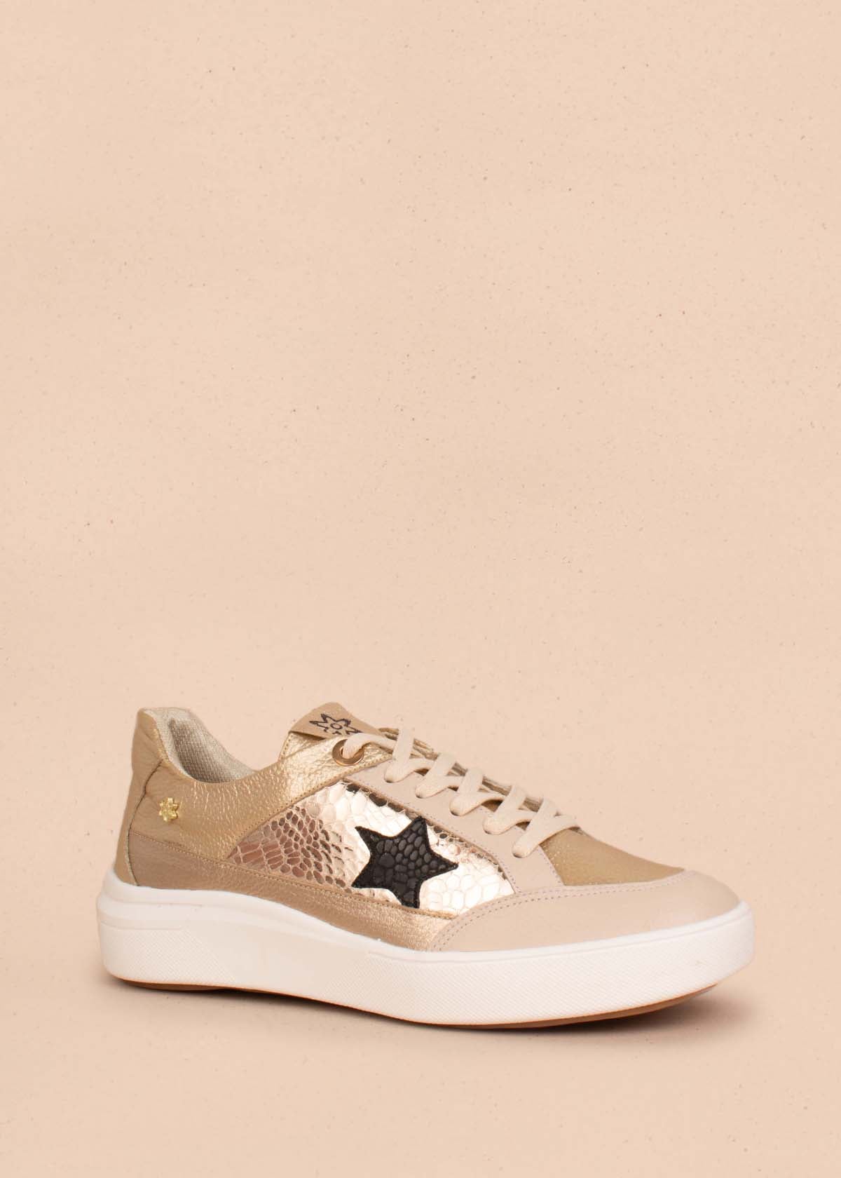 Tenis casuales en cuero color champaña con folia y detalle de estrella 104446