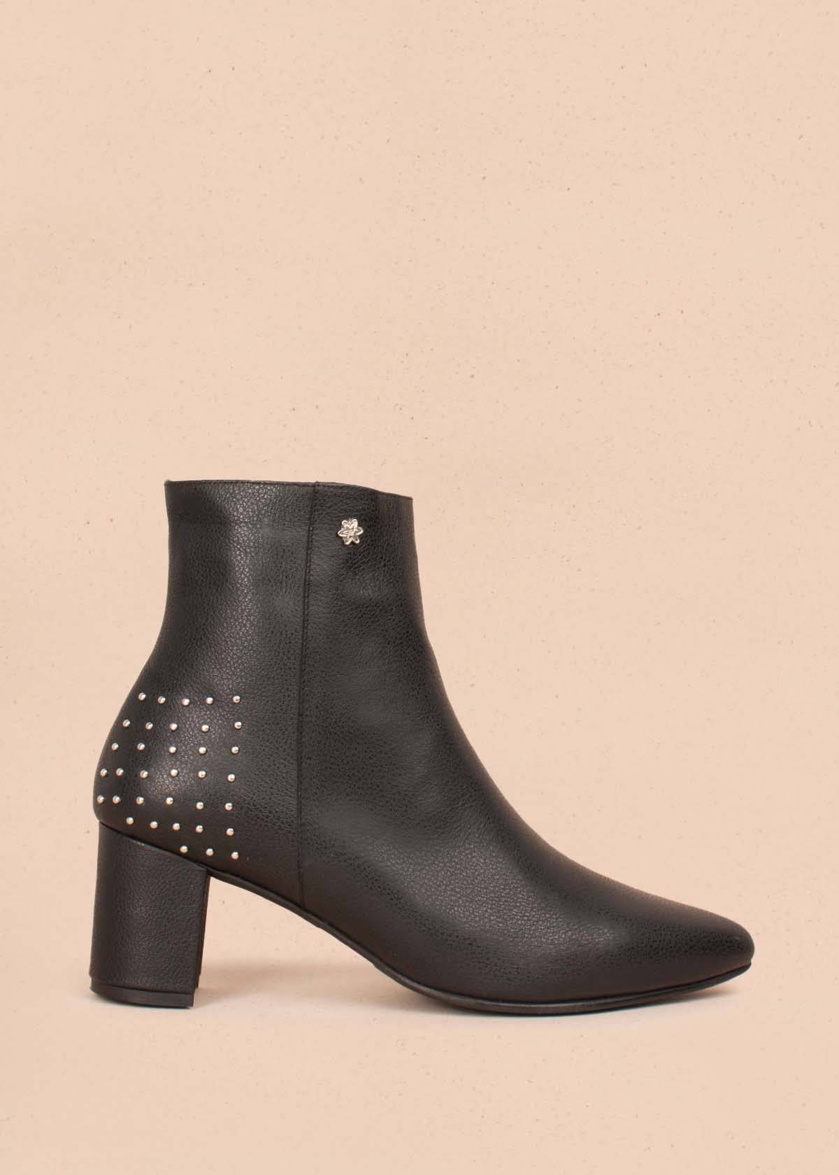 Botas en cuero color negro con taches 104454