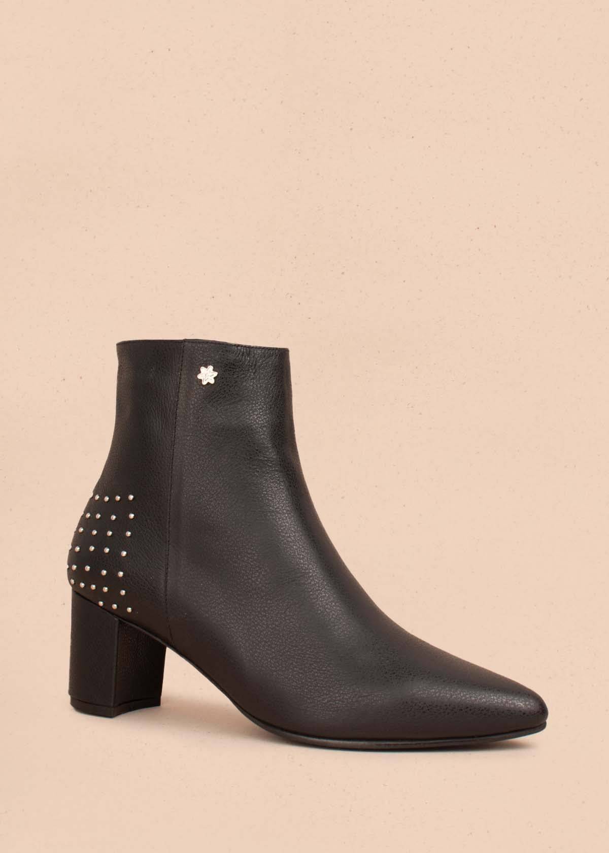 Botas en cuero color negro con taches 104454