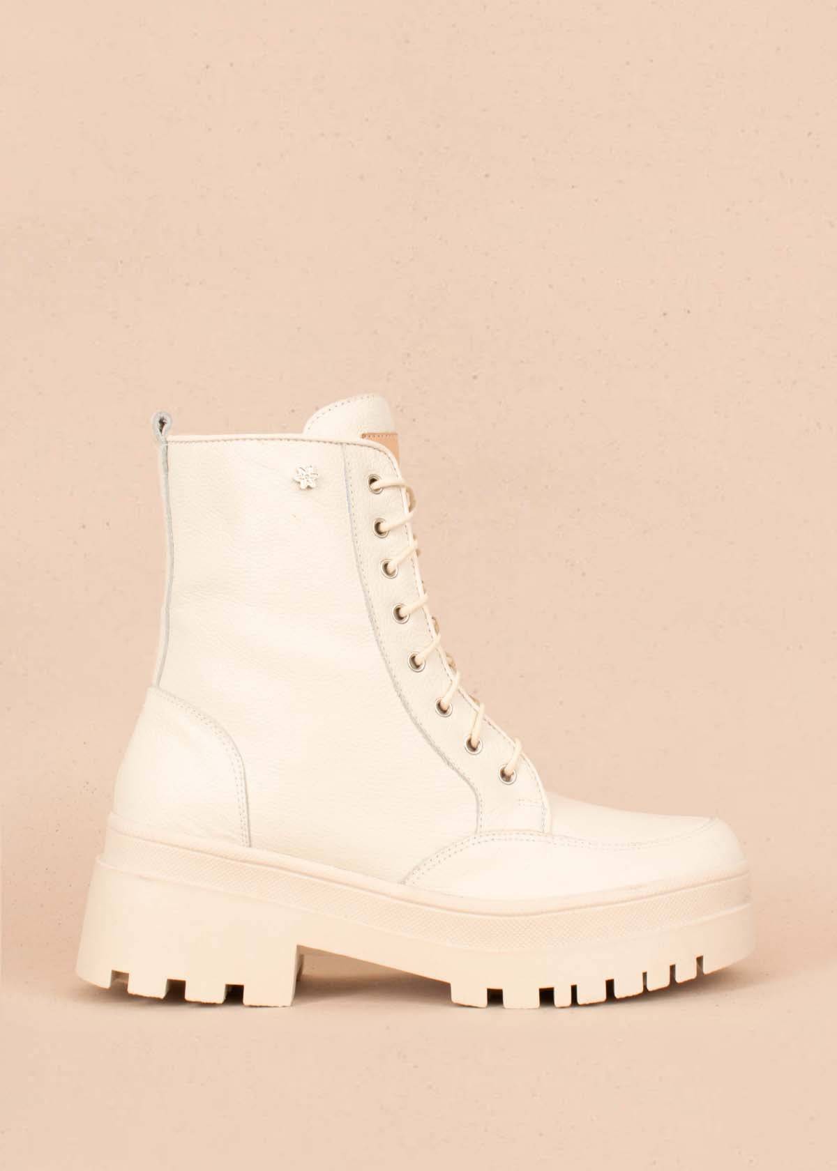 Botas en cuero color beige con cordón y cierre lateral 104458