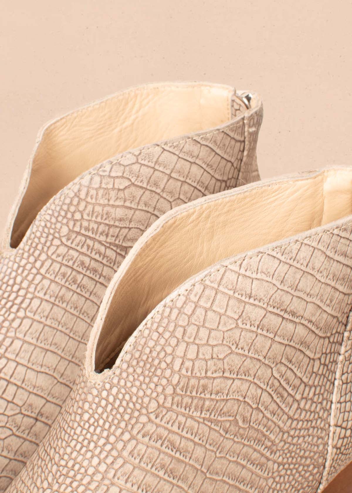 Botines en cuero color camel con textura croco y cierre en talón 104636