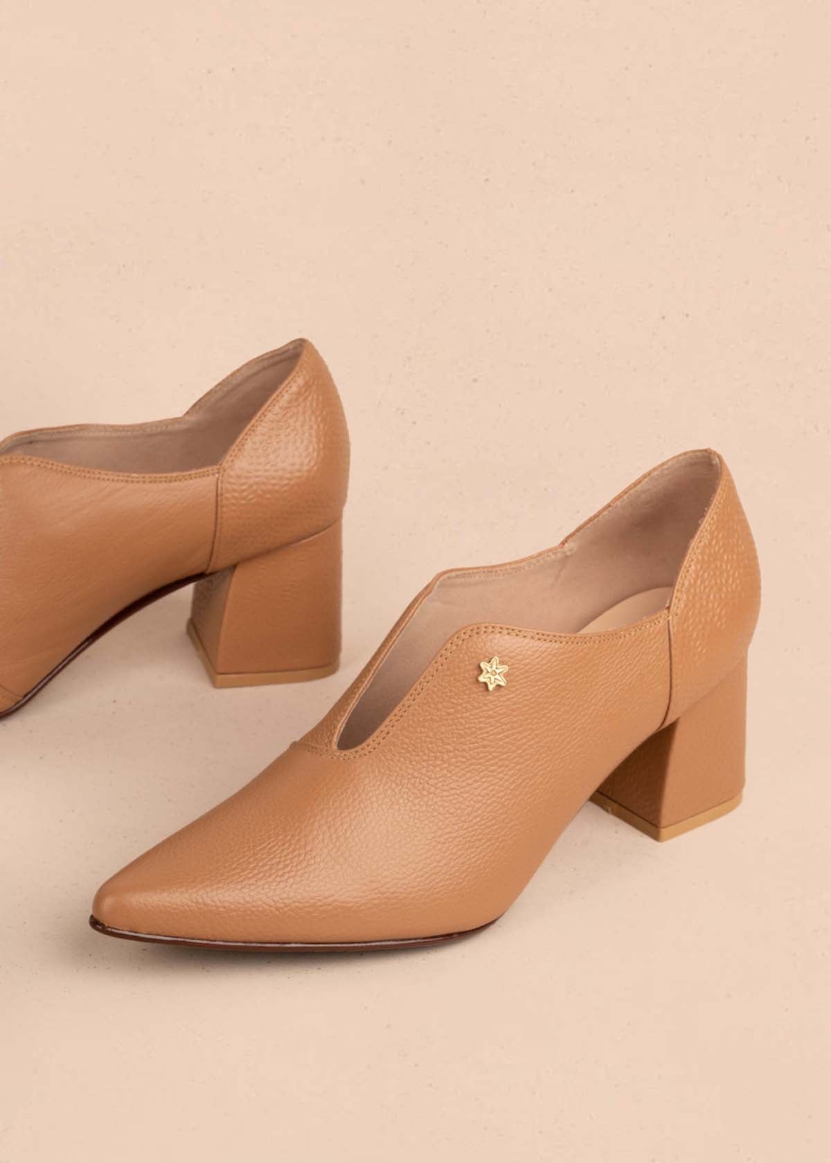 Botines en cuero color miel con empeine descubierto 104645