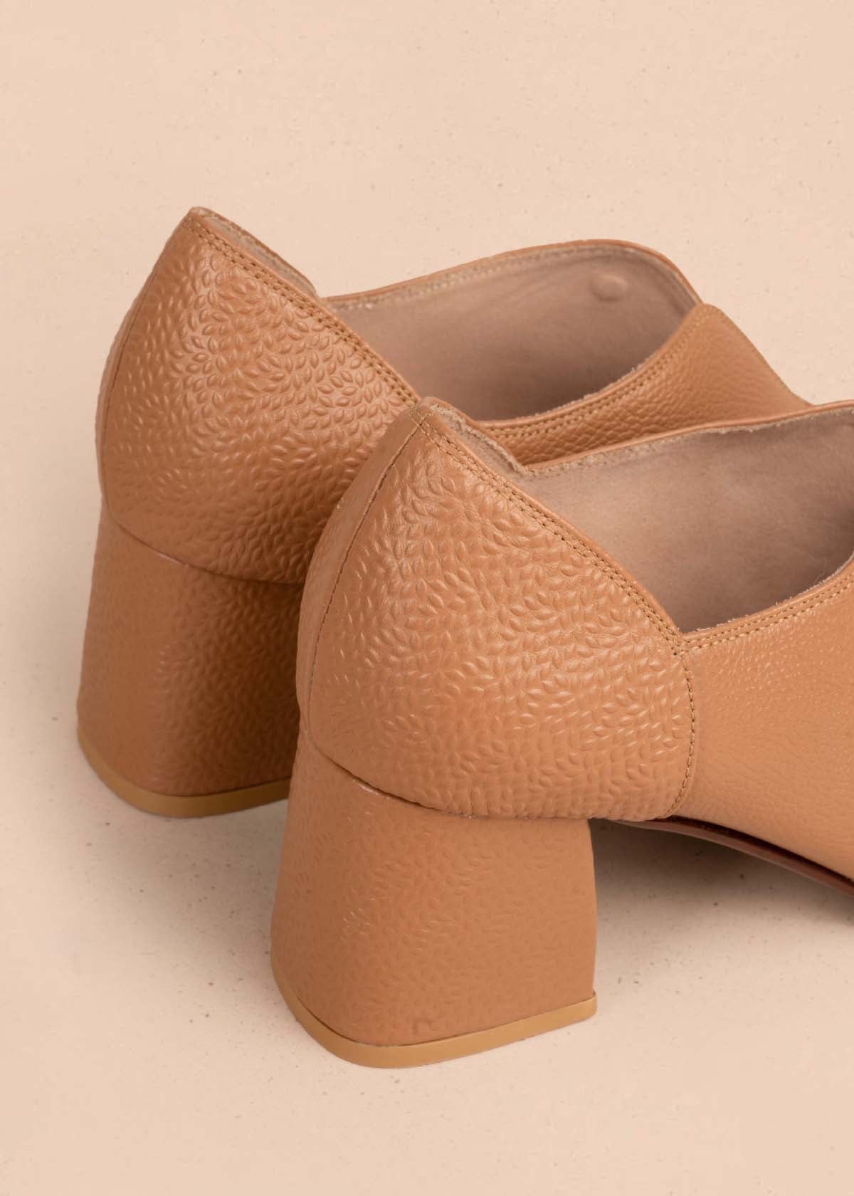 Botines en cuero color miel con empeine descubierto 104645