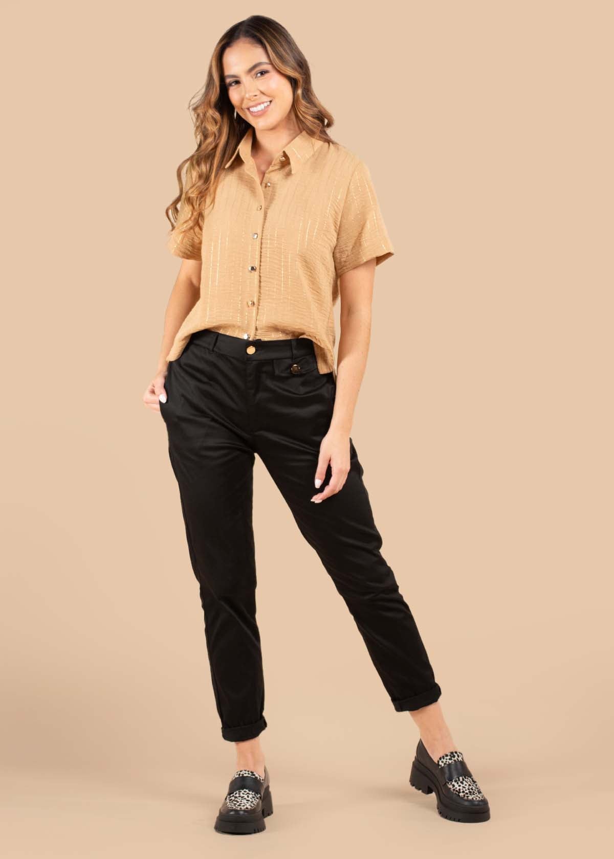 Pantalón color negro con bolsillo decorativo 104919