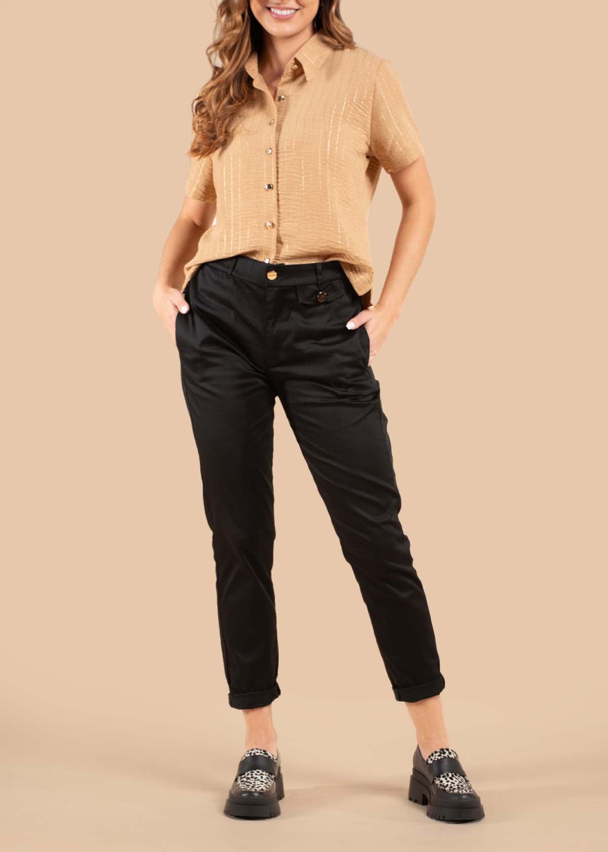Pantalón color negro con bolsillo decorativo 104919