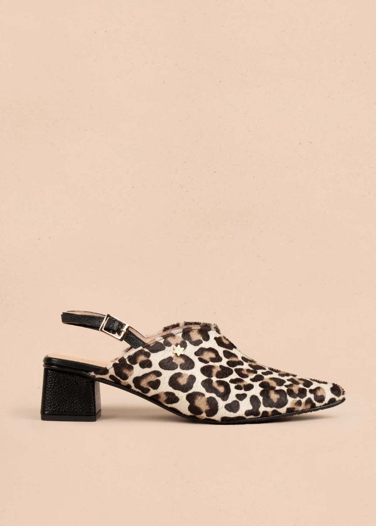 Tacones trabilla color negro en cuero con pelo animal print 105160