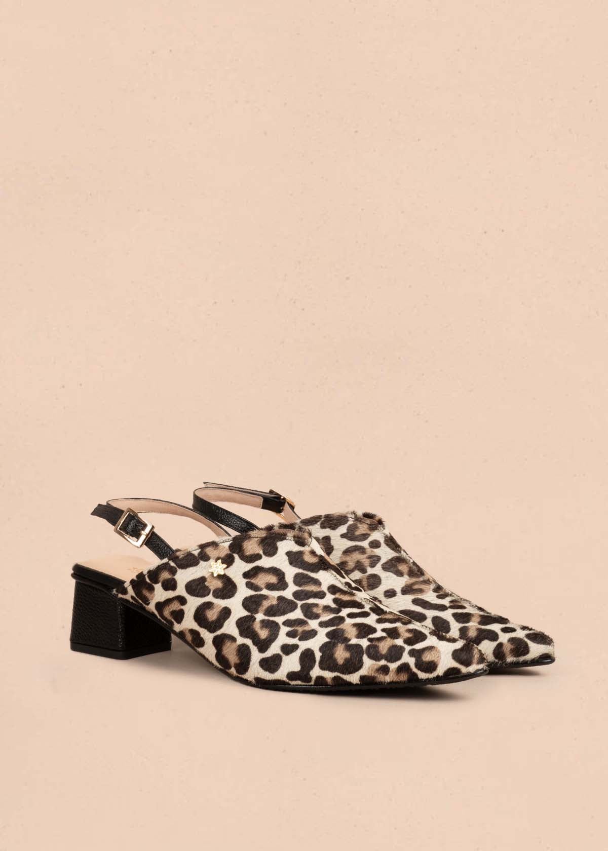 Tacones trabilla color negro en cuero con pelo animal print 105160