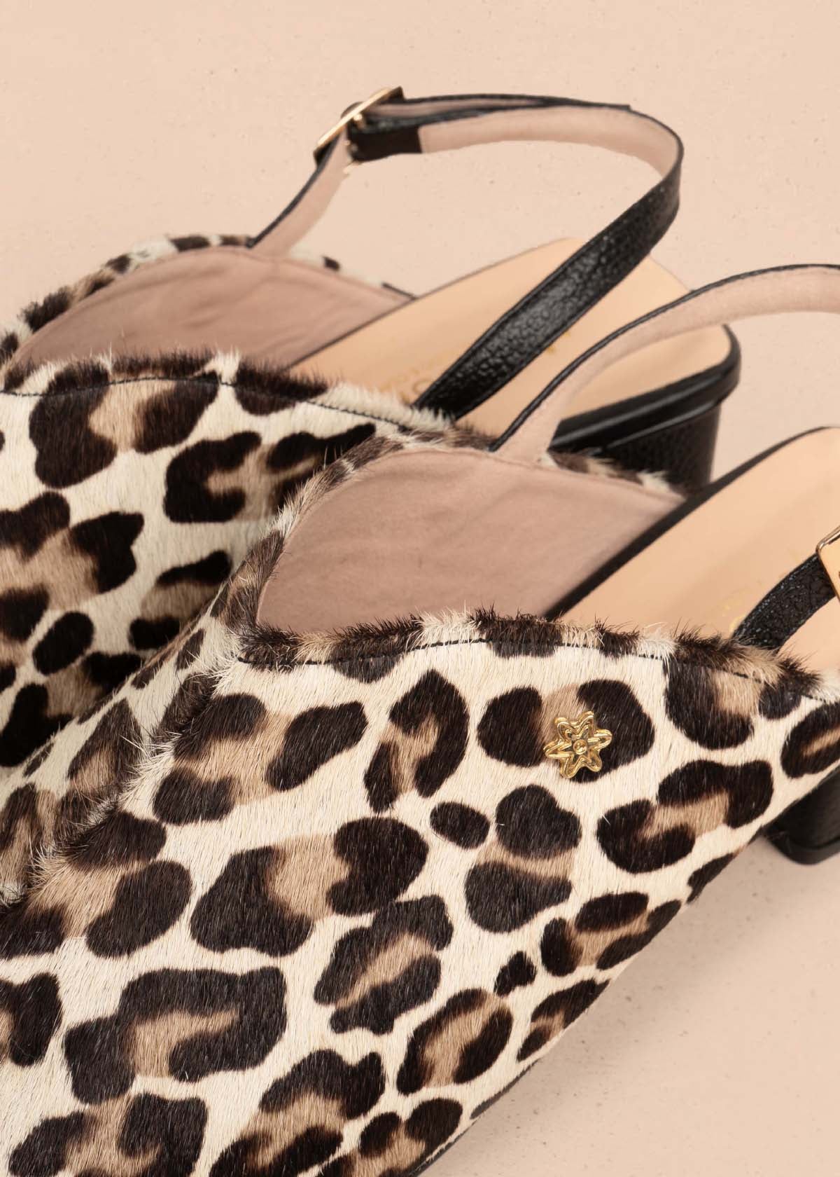 Tacones trabilla color negro en cuero con pelo animal print 105160