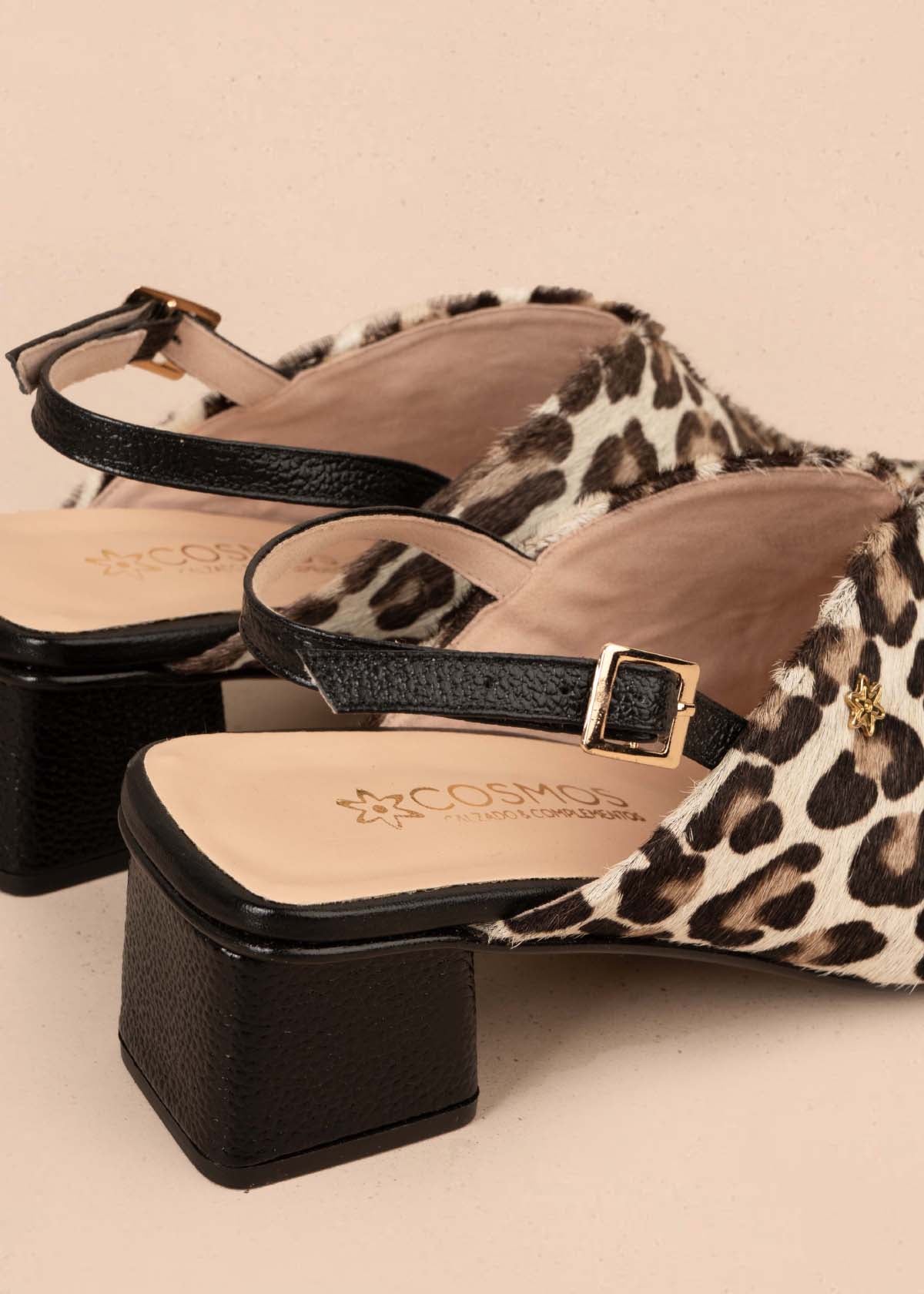 Tacones trabilla color negro en cuero con pelo animal print 105160