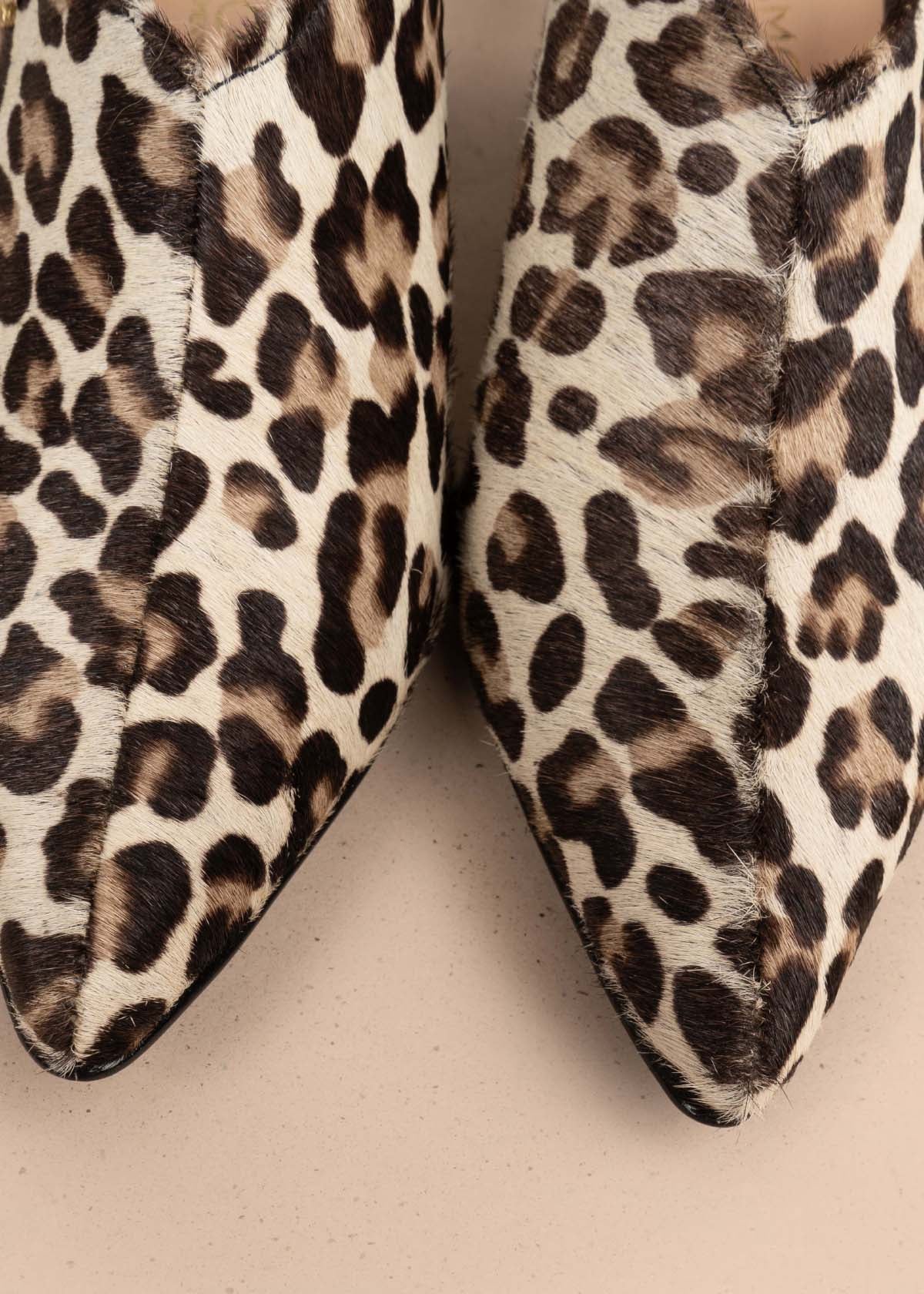Tacones trabilla color negro en cuero con pelo animal print 105160