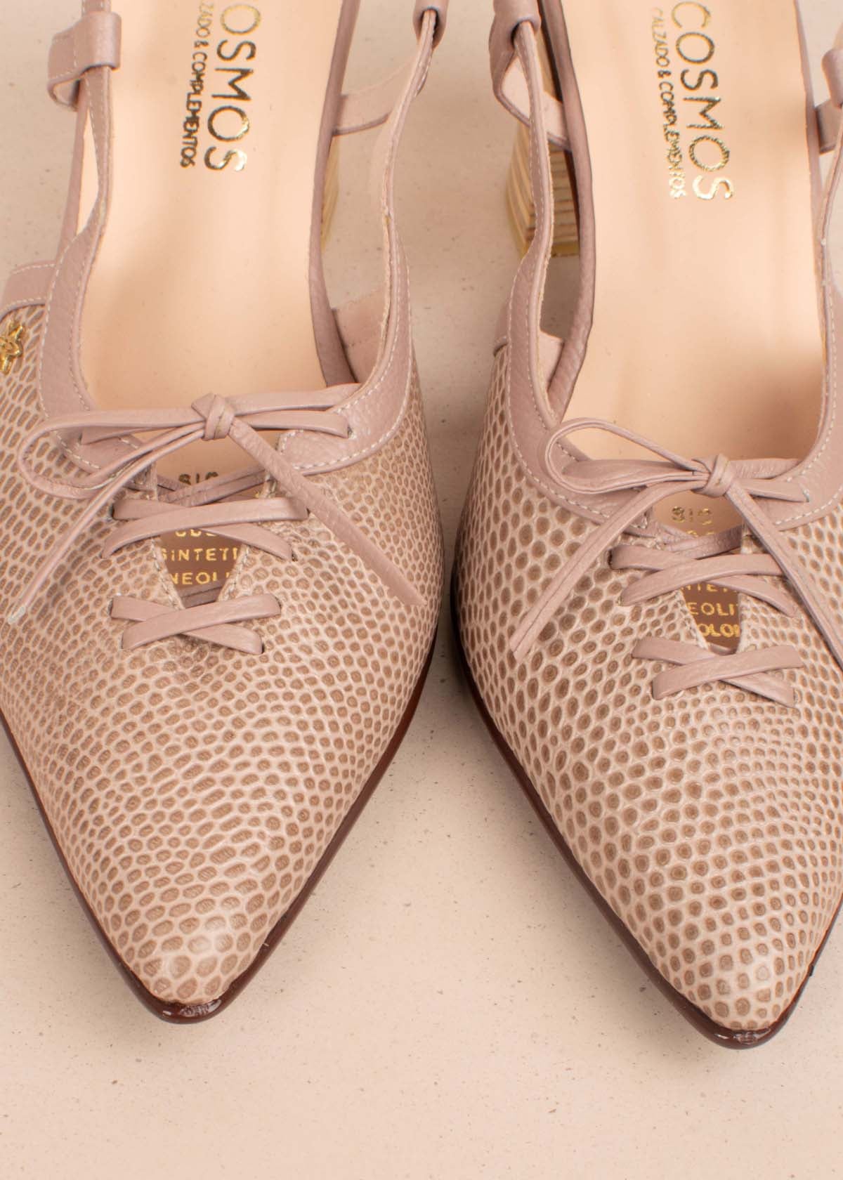 Tacones trabillas en cuero color taupe con folia 105176