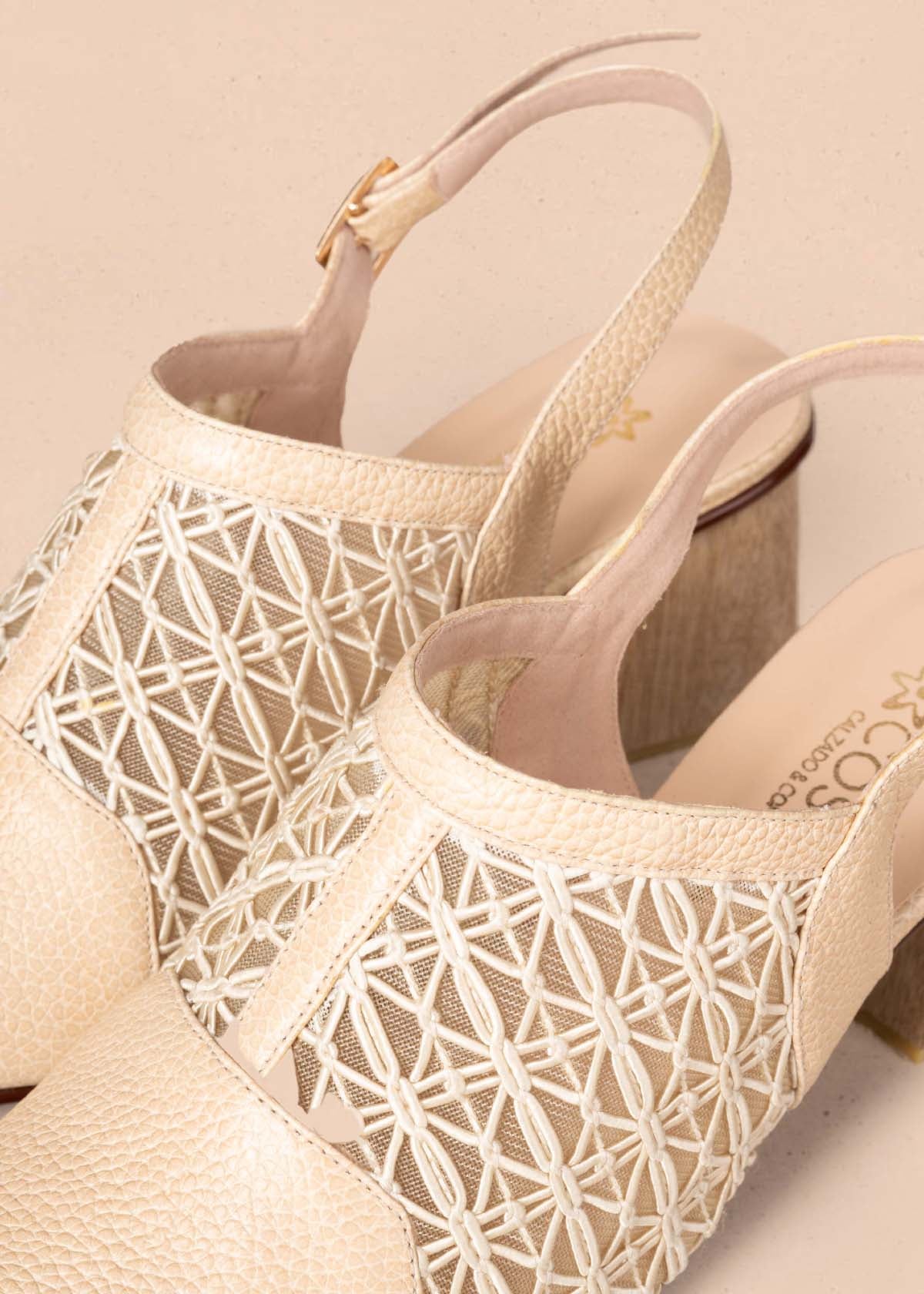 Tacones trabilla en cuero color beige con transparencia 105177