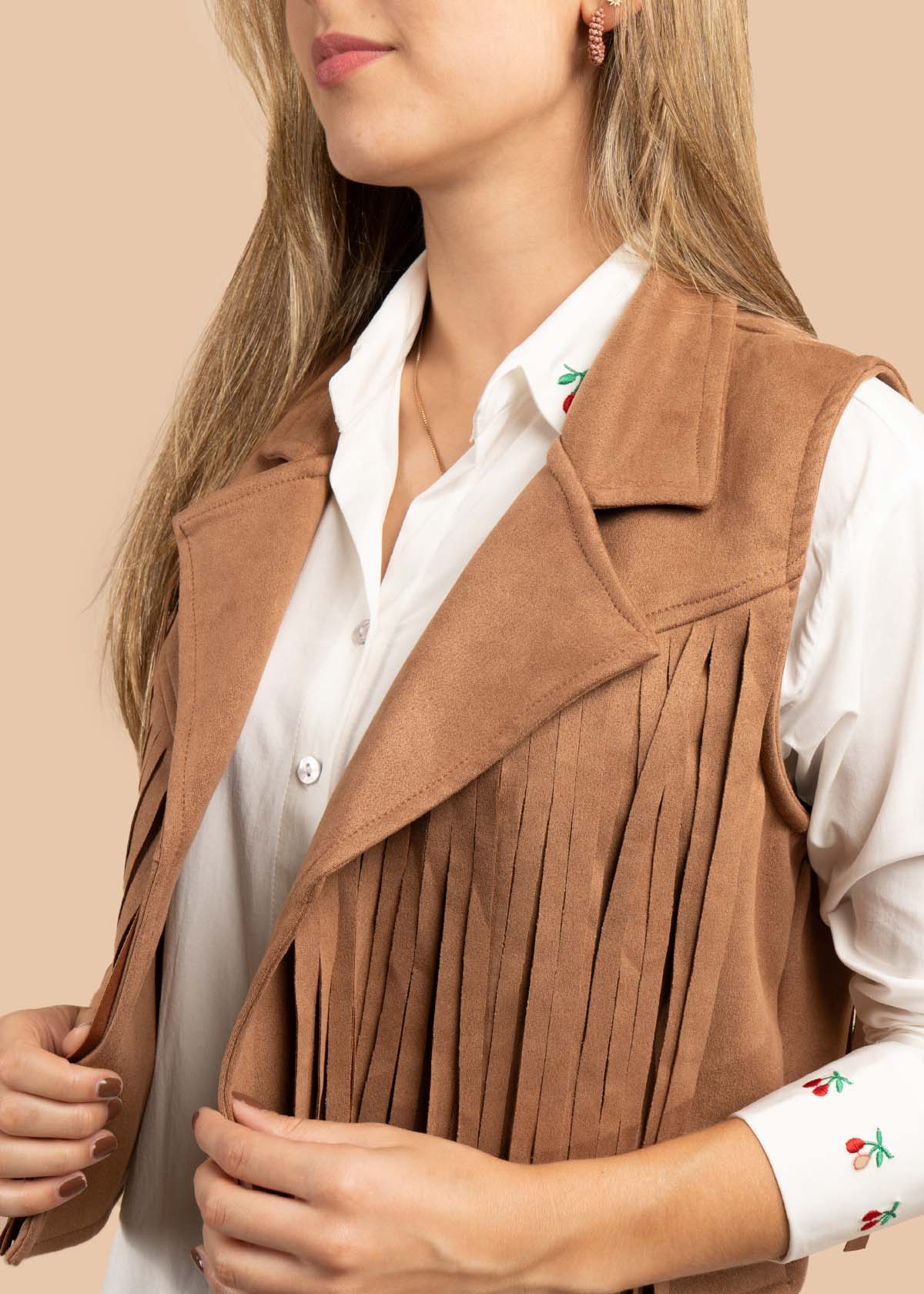 Chaleco color café con flecos 105192