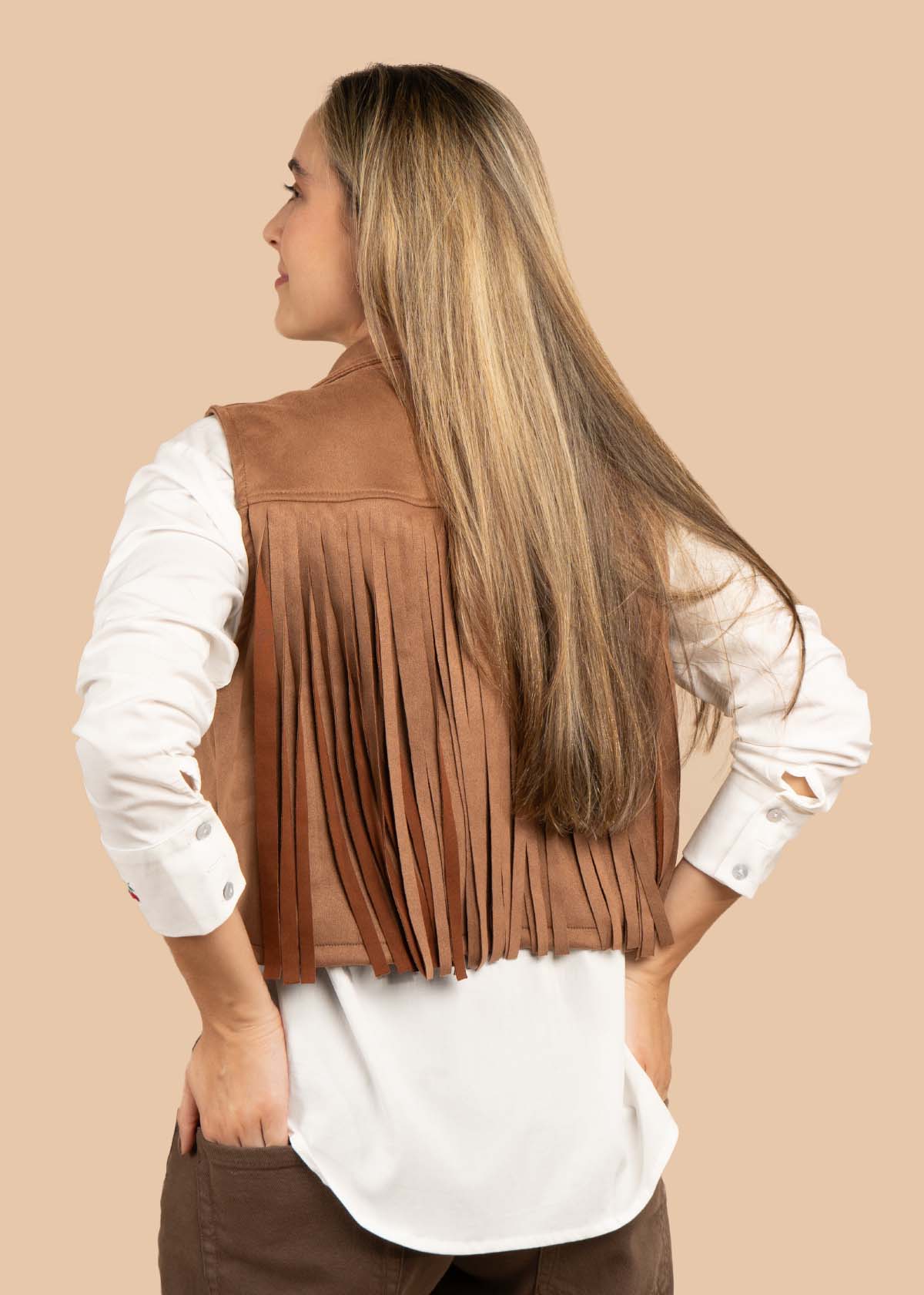 Chaleco color café con flecos 105192