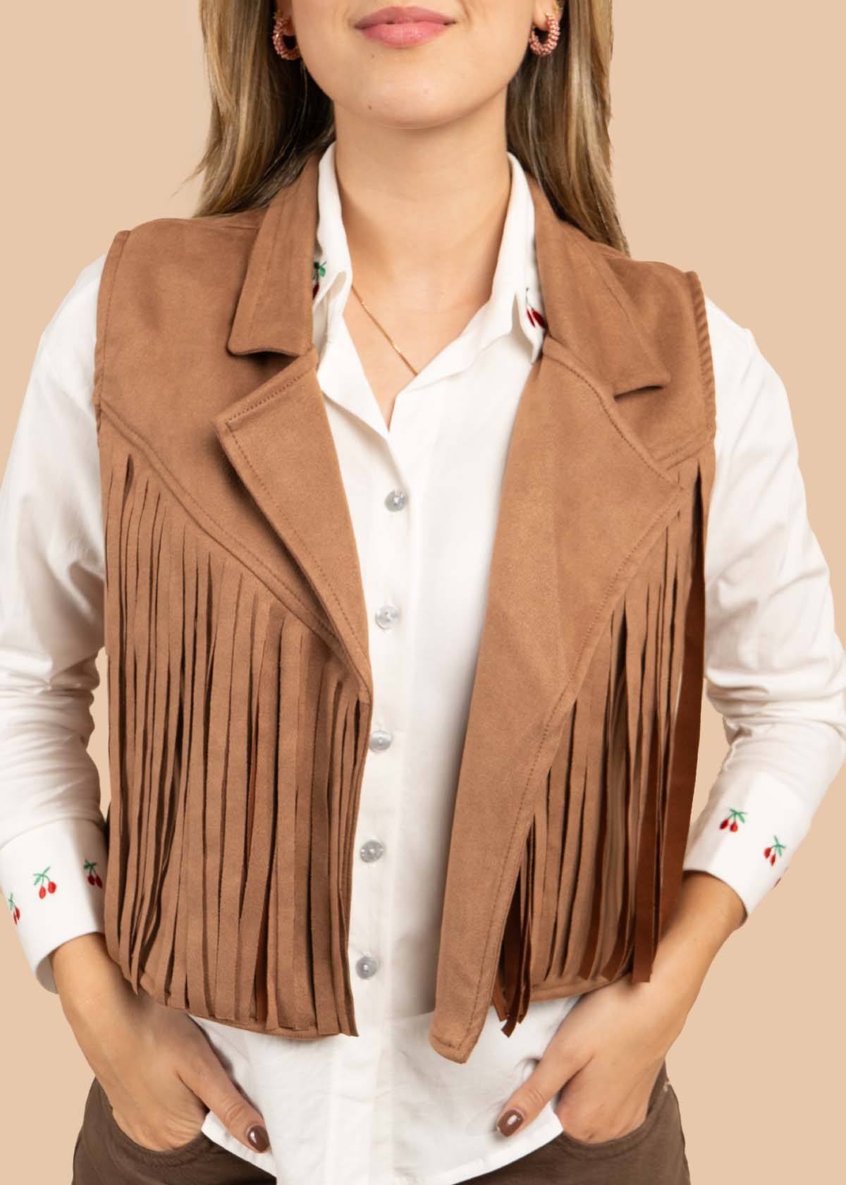 Chaleco color café con flecos 105192