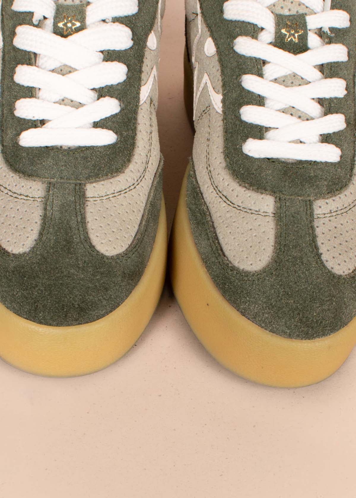Tenis casuales en cuero verde con átomo COSMOS 105206