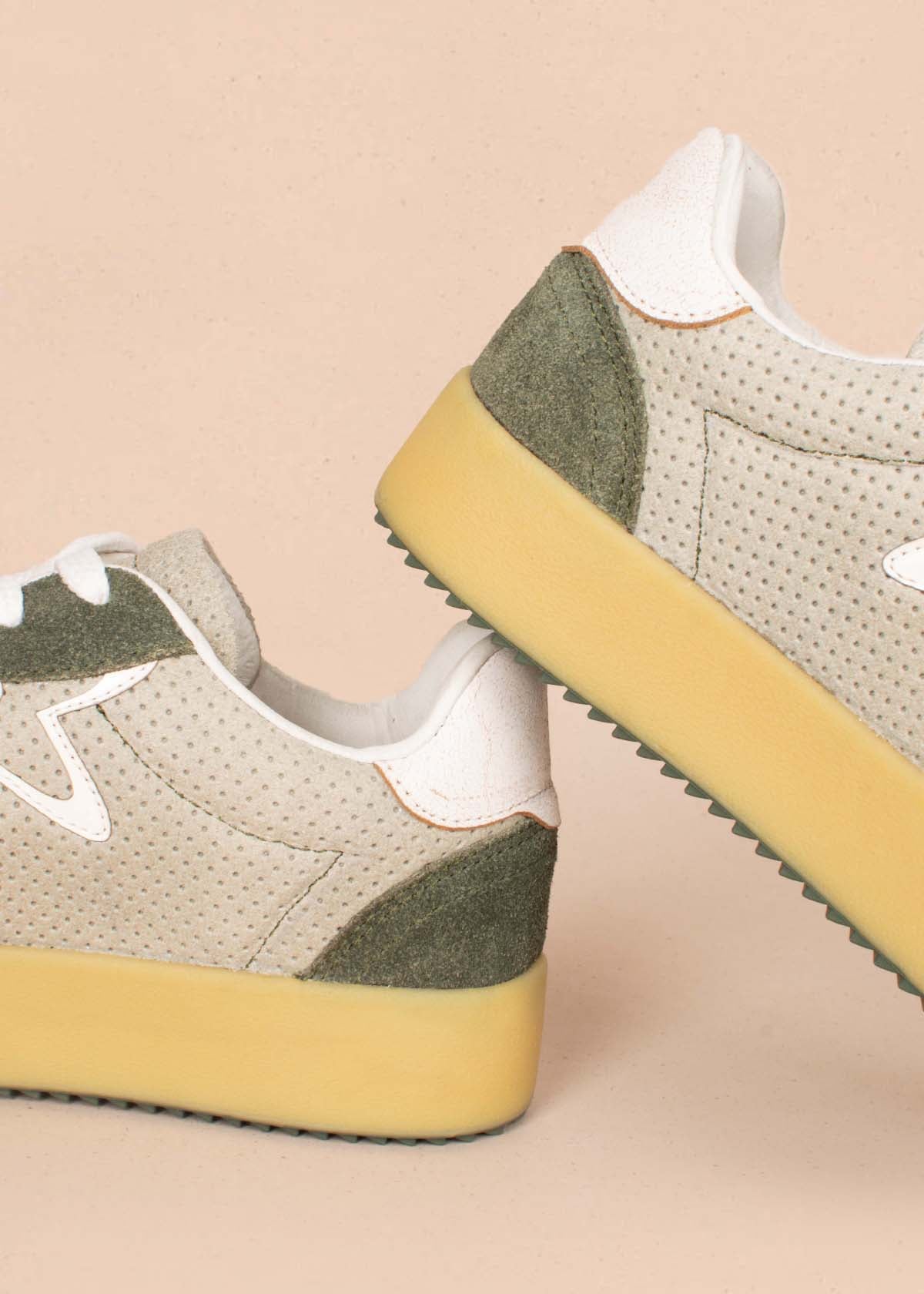 Tenis casuales en cuero verde con átomo COSMOS 105206