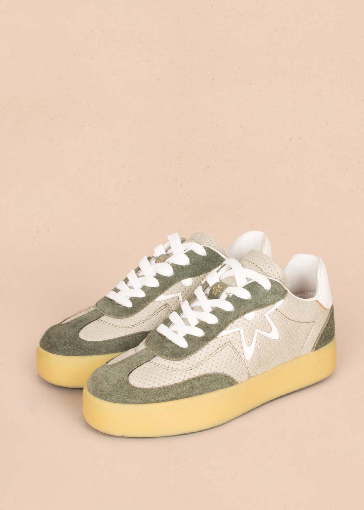 Tenis casuales en cuero verde con átomo COSMOS 105206