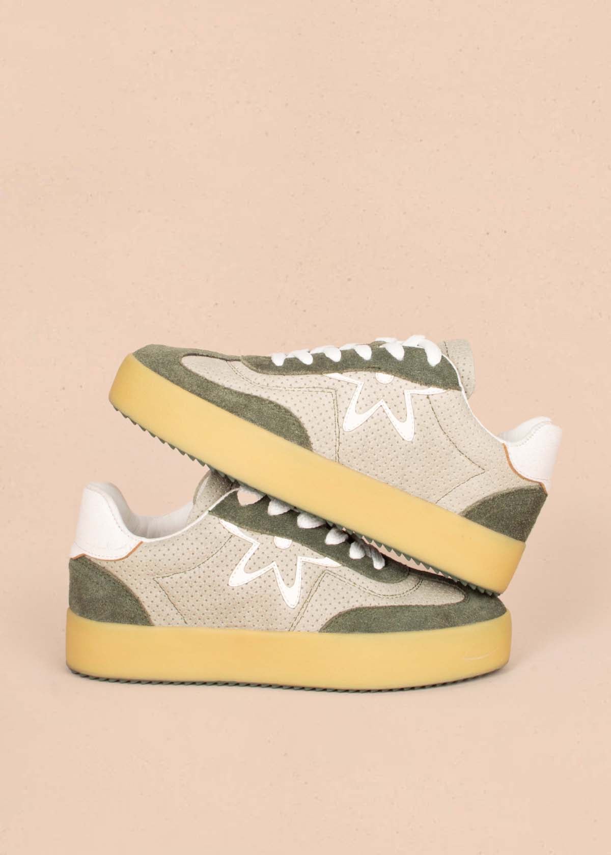 Tenis casuales en cuero verde con átomo COSMOS 105206
