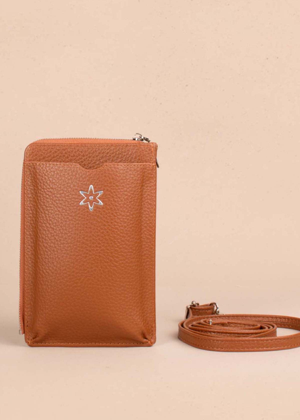 Porta celular color miel con textura croco 105253