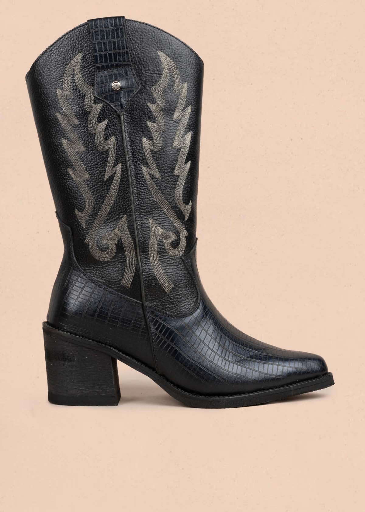 Botas en cuero color negro con bordado 105275