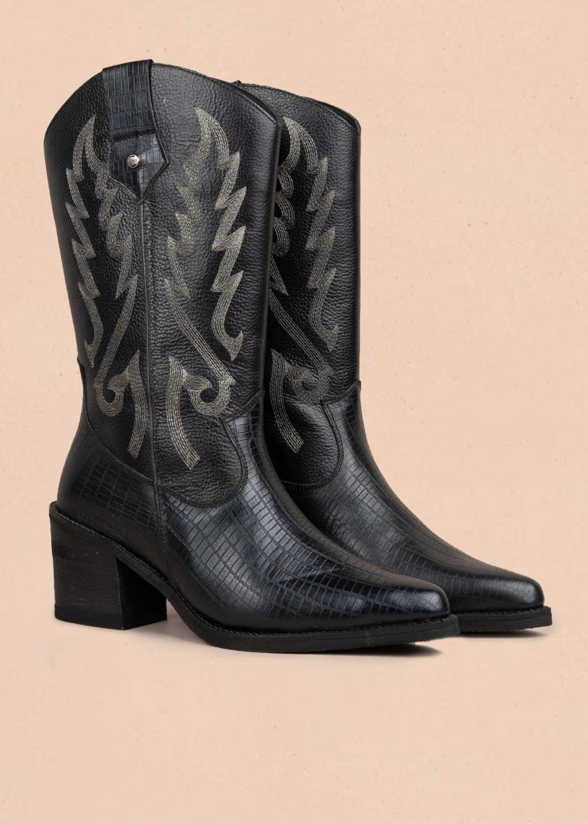 Botas en cuero color negro con bordado 105275
