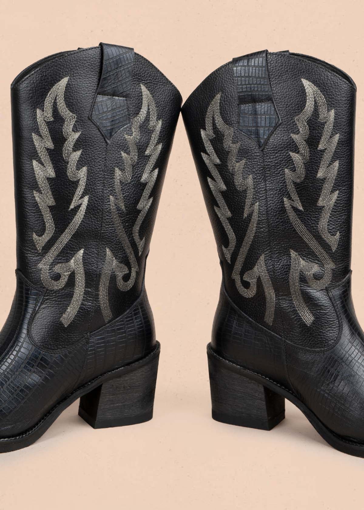 Botas en cuero color negro con bordado 105275