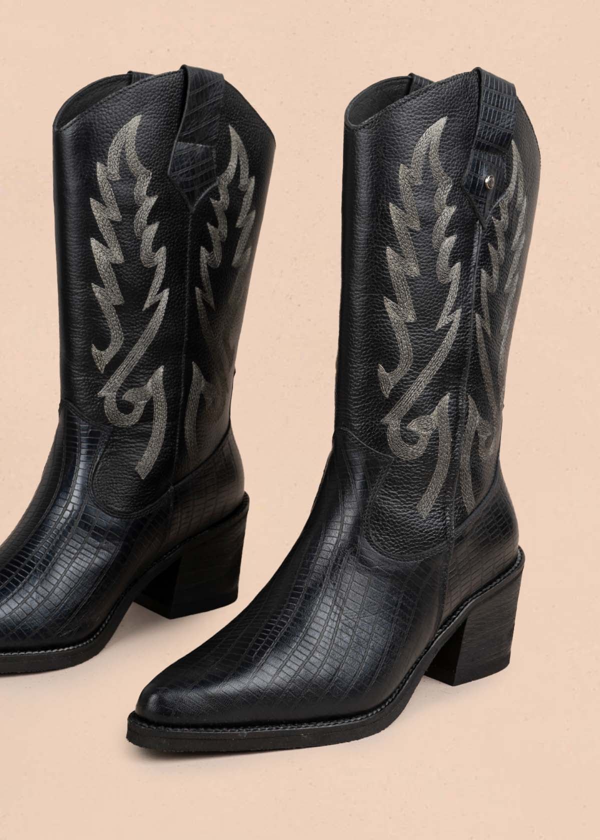 Botas en cuero color negro con bordado 105275