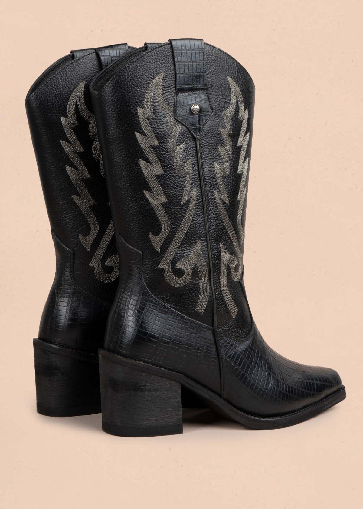 Botas en cuero color negro con bordado 105275