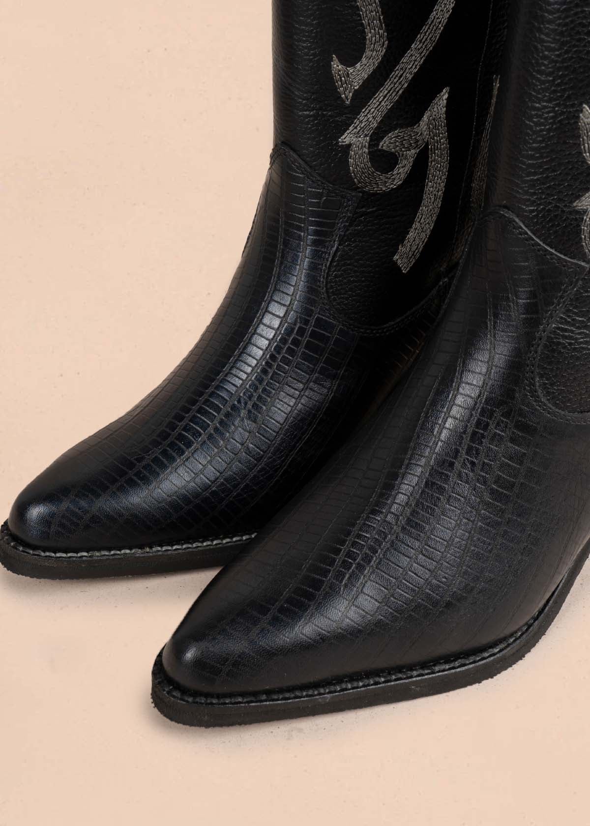Botas en cuero color negro con bordado 105275