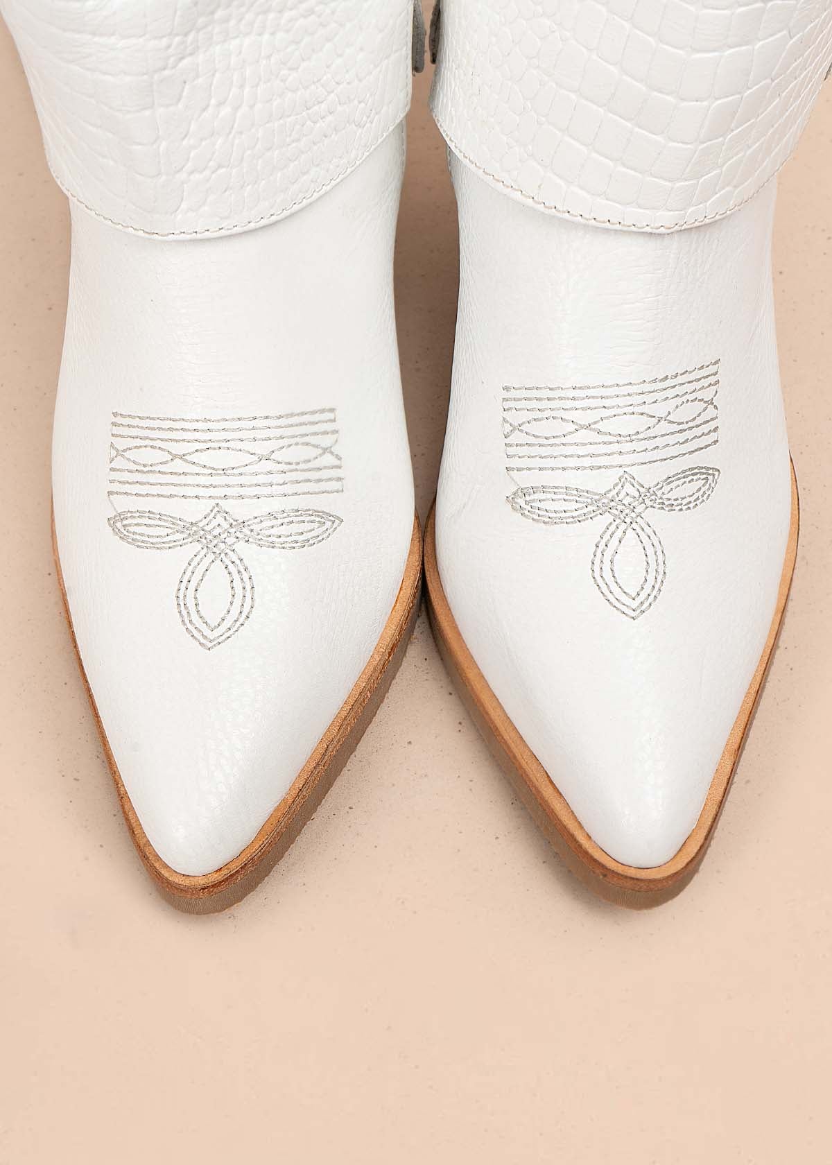 Botas en cuero color blanco con bordado 105277