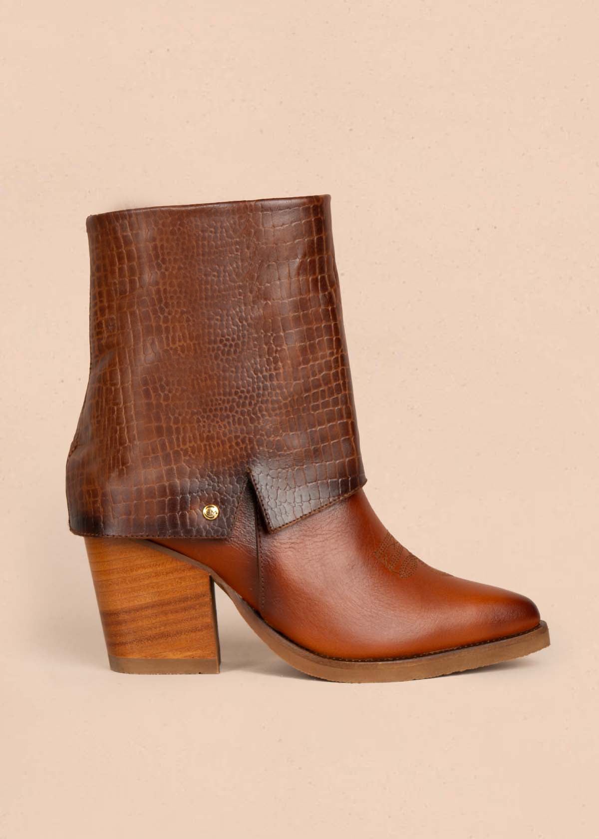 Botas en cuero color miel con bordado 105277