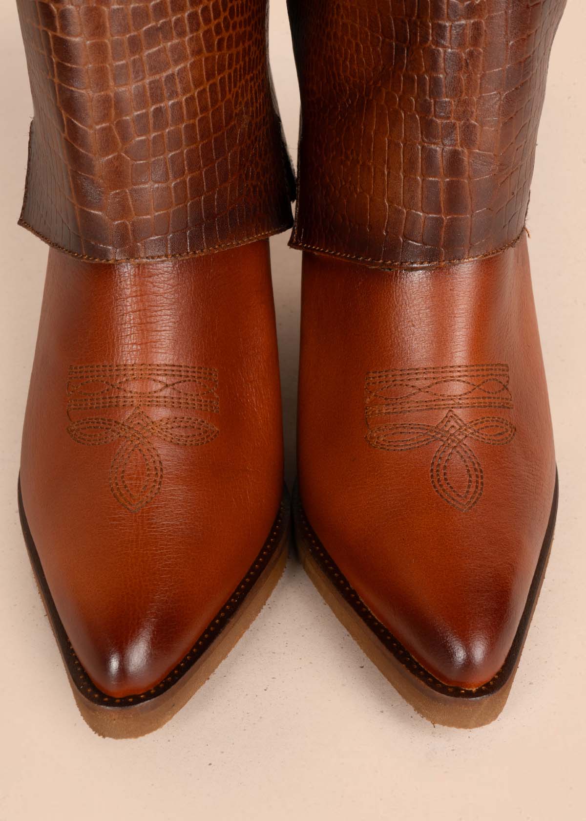 Botas en cuero color miel con bordado 105277