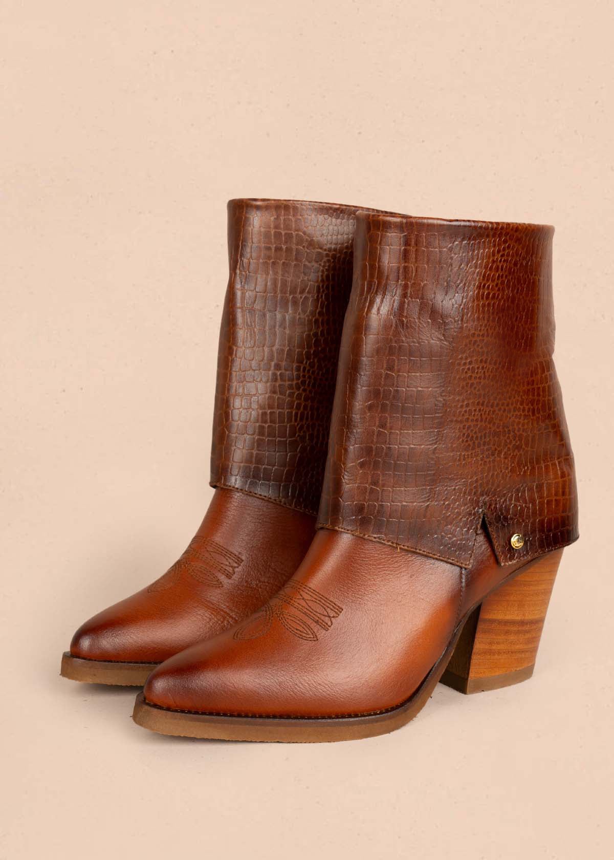 Botas en cuero color miel con bordado 105277