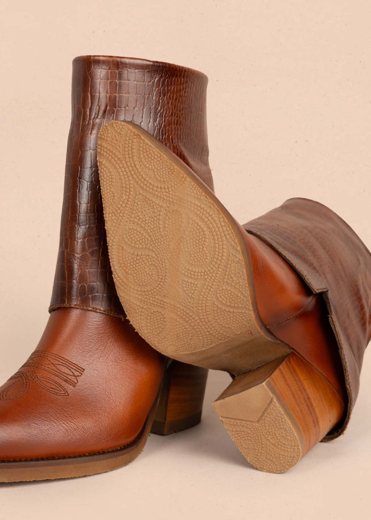 Botas en cuero color miel con bordado 105277