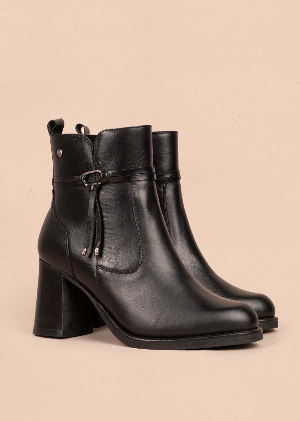 Botines en cuero color negro con cierre lateral 105278