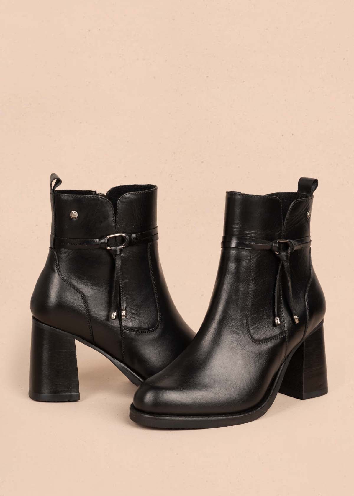 Botines en cuero color negro con cierre lateral 105278