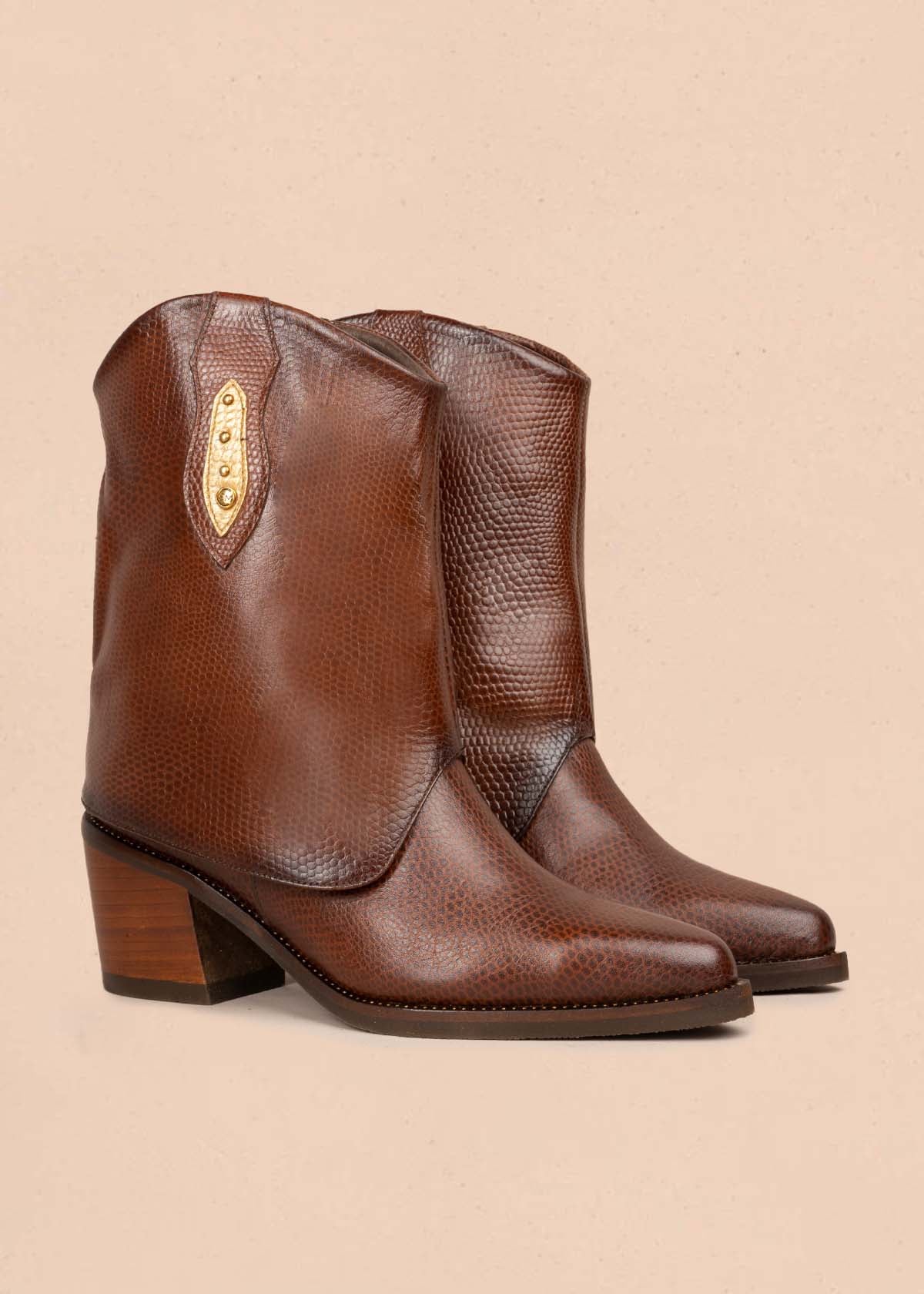 Botas en cuero color tabaco con textura croco 105280
