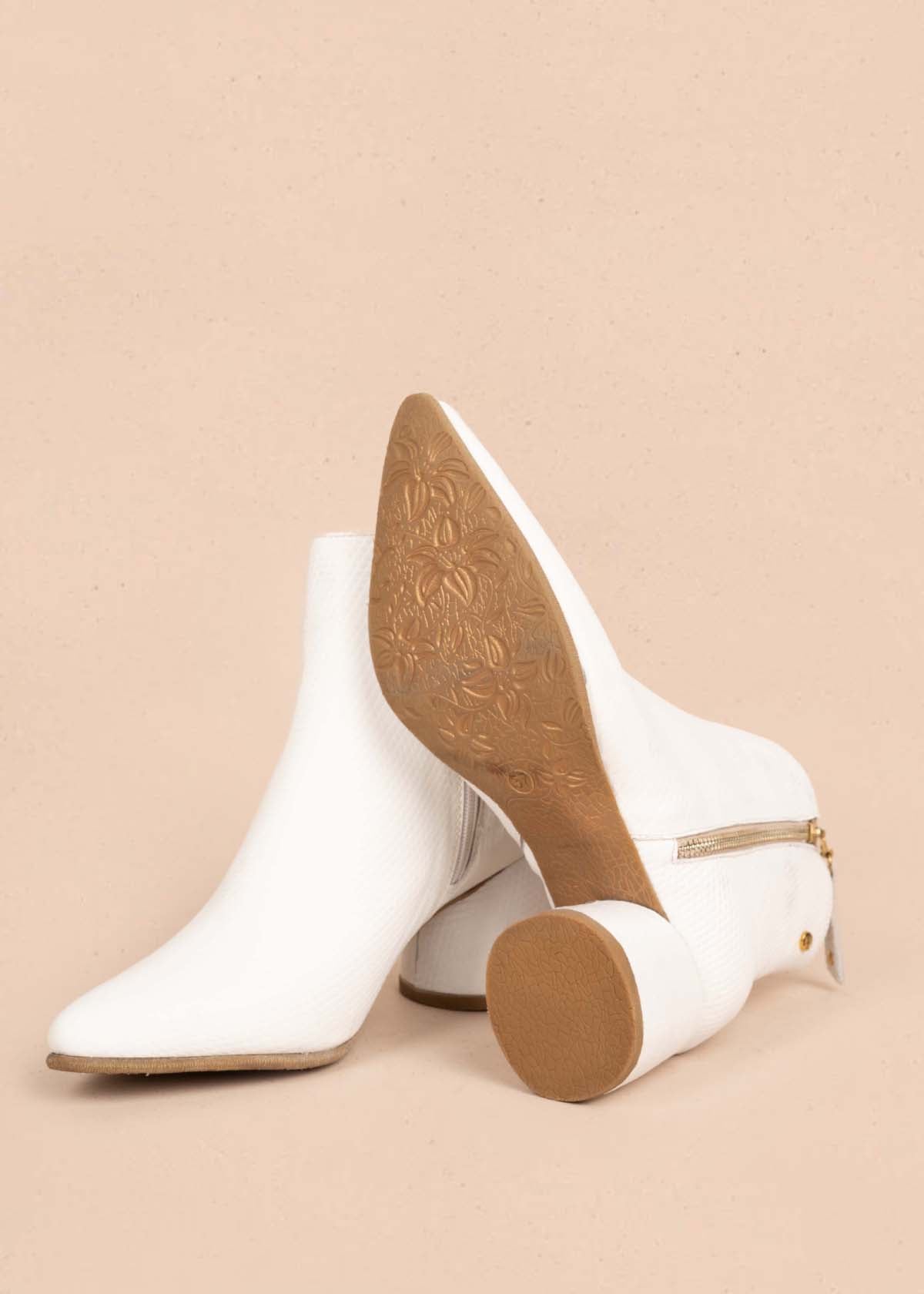 Botines en cuero color blanco con textura croco 105282