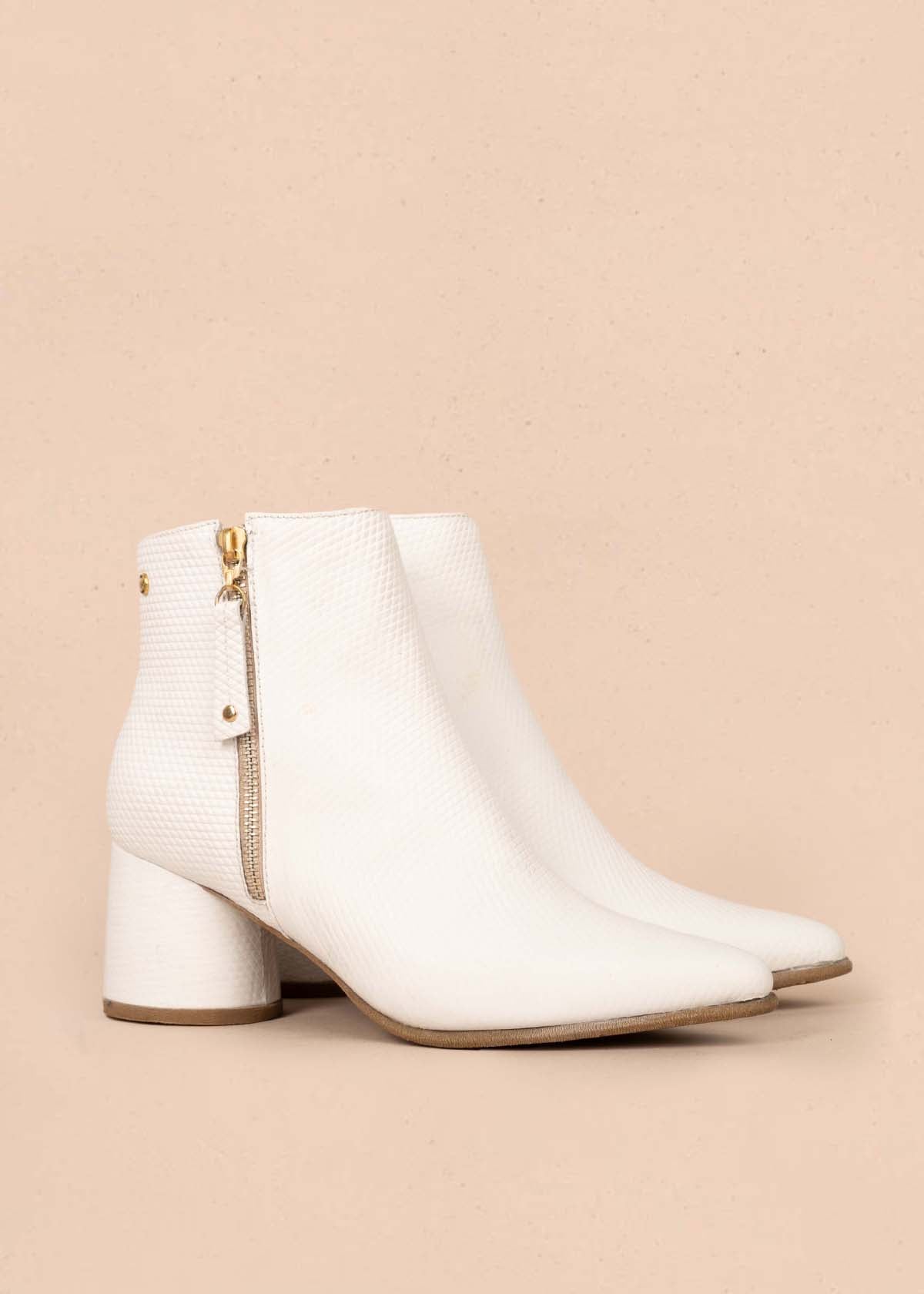 Botines en cuero color blanco con textura croco 105282