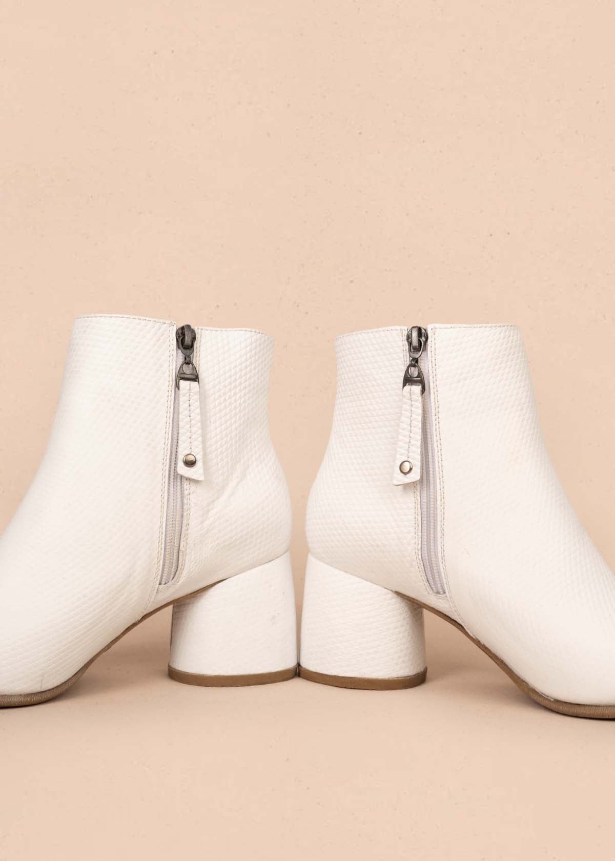 Botines en cuero color blanco con textura croco 105282