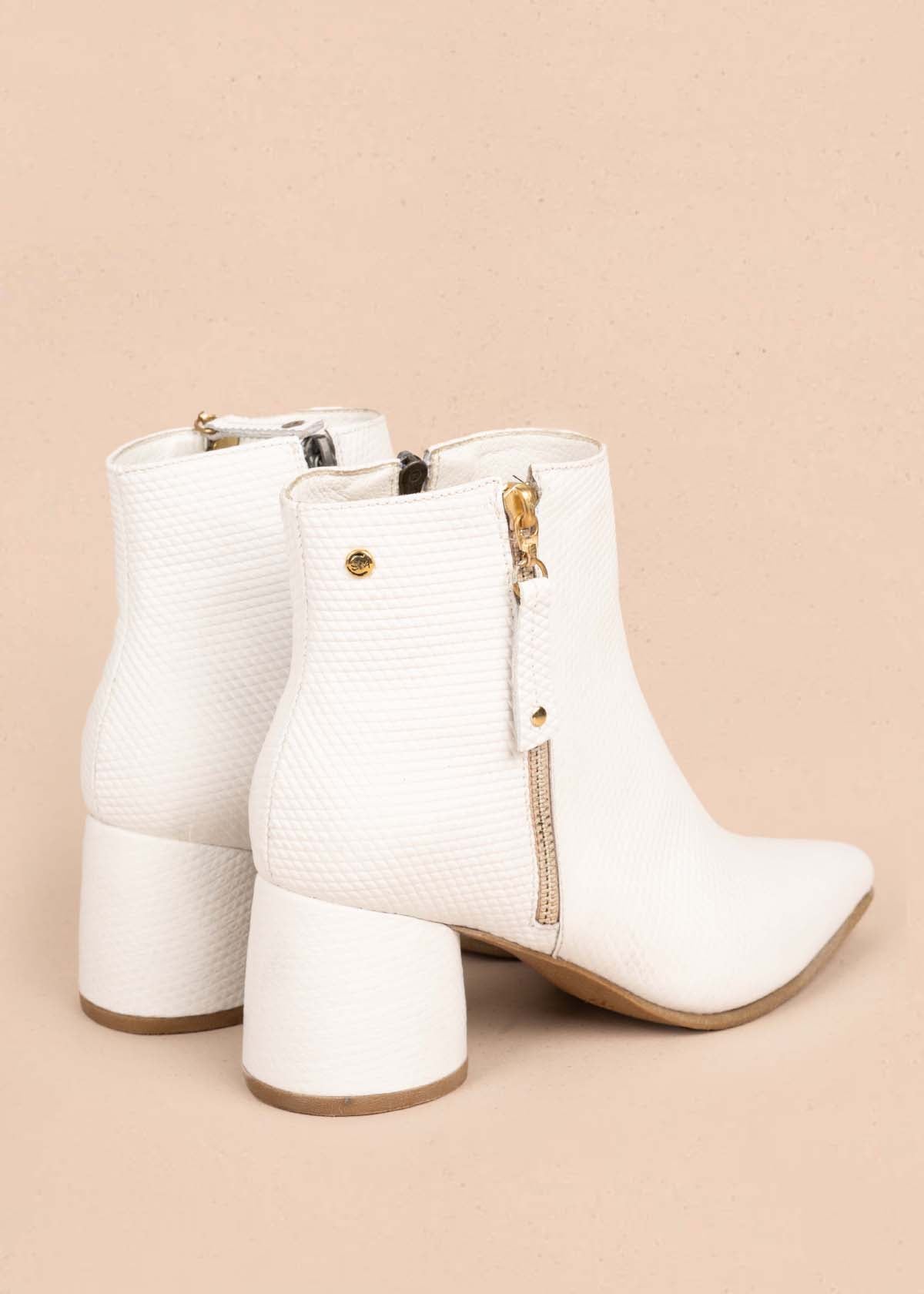 Botines en cuero color blanco con textura croco 105282